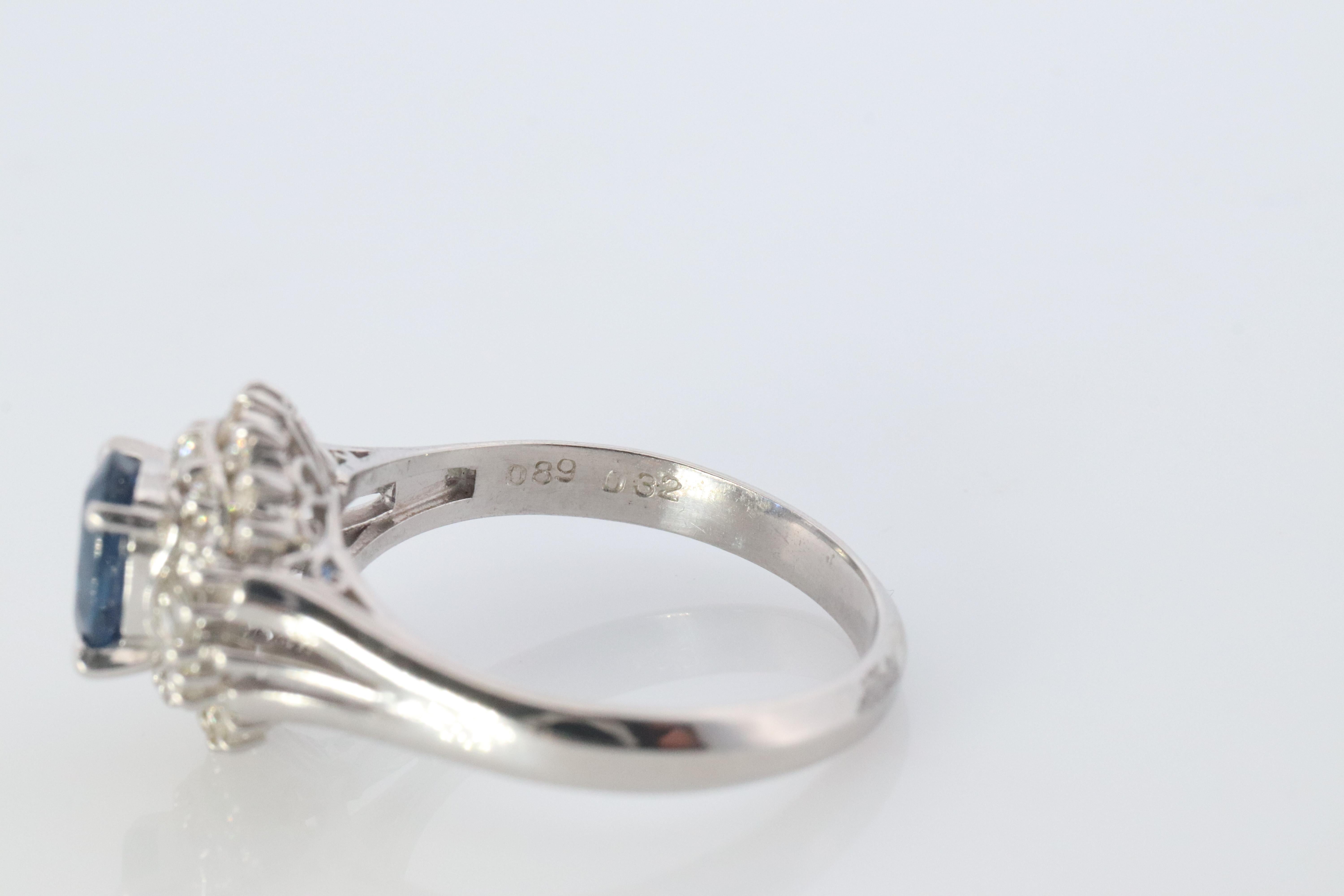Bague Halo en saphir et diamant. Bague ballerine en platine avec saphir naturel bleu en vente 3
