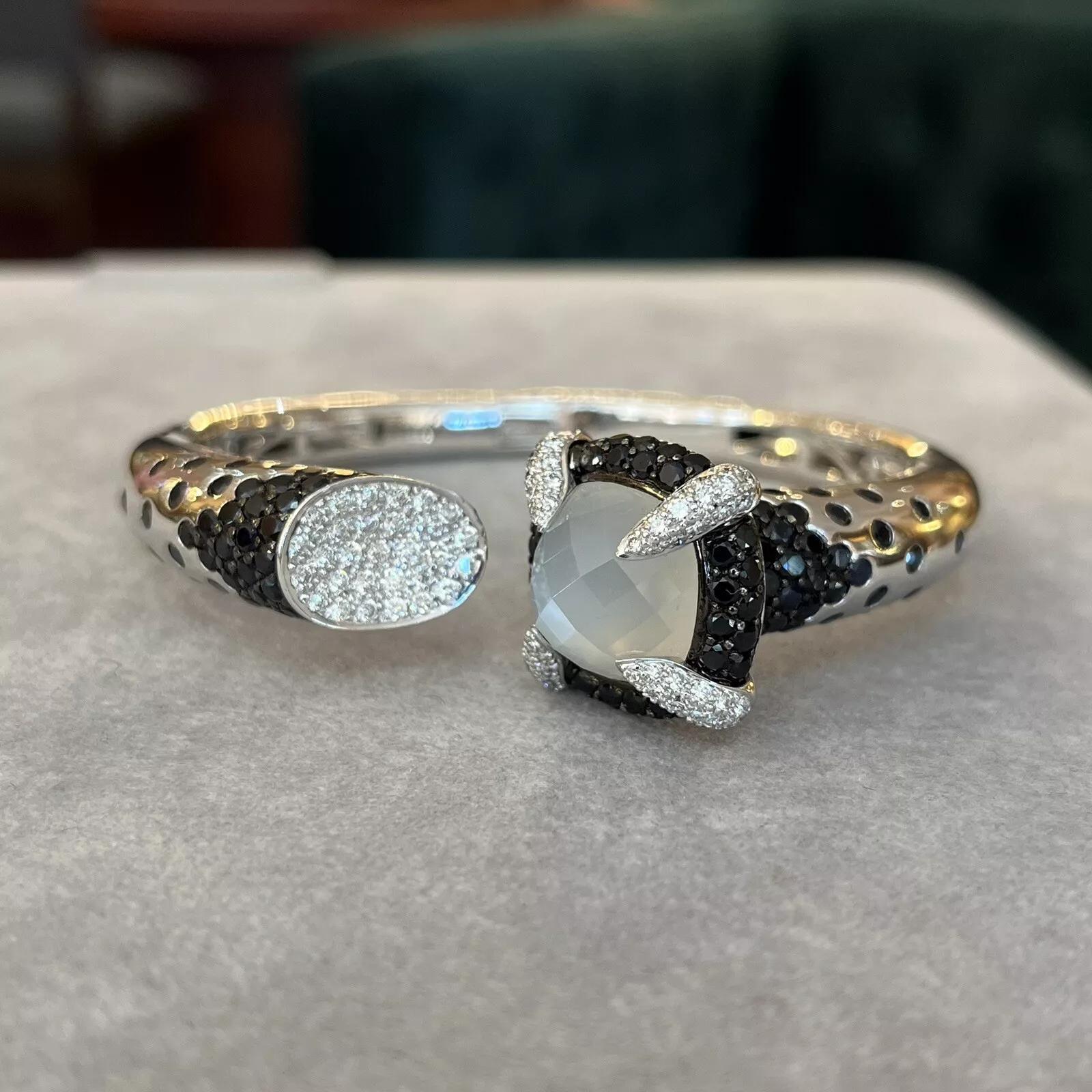 Taille ronde Bracelet à charnière en saphir et diamant en or blanc 18k en vente