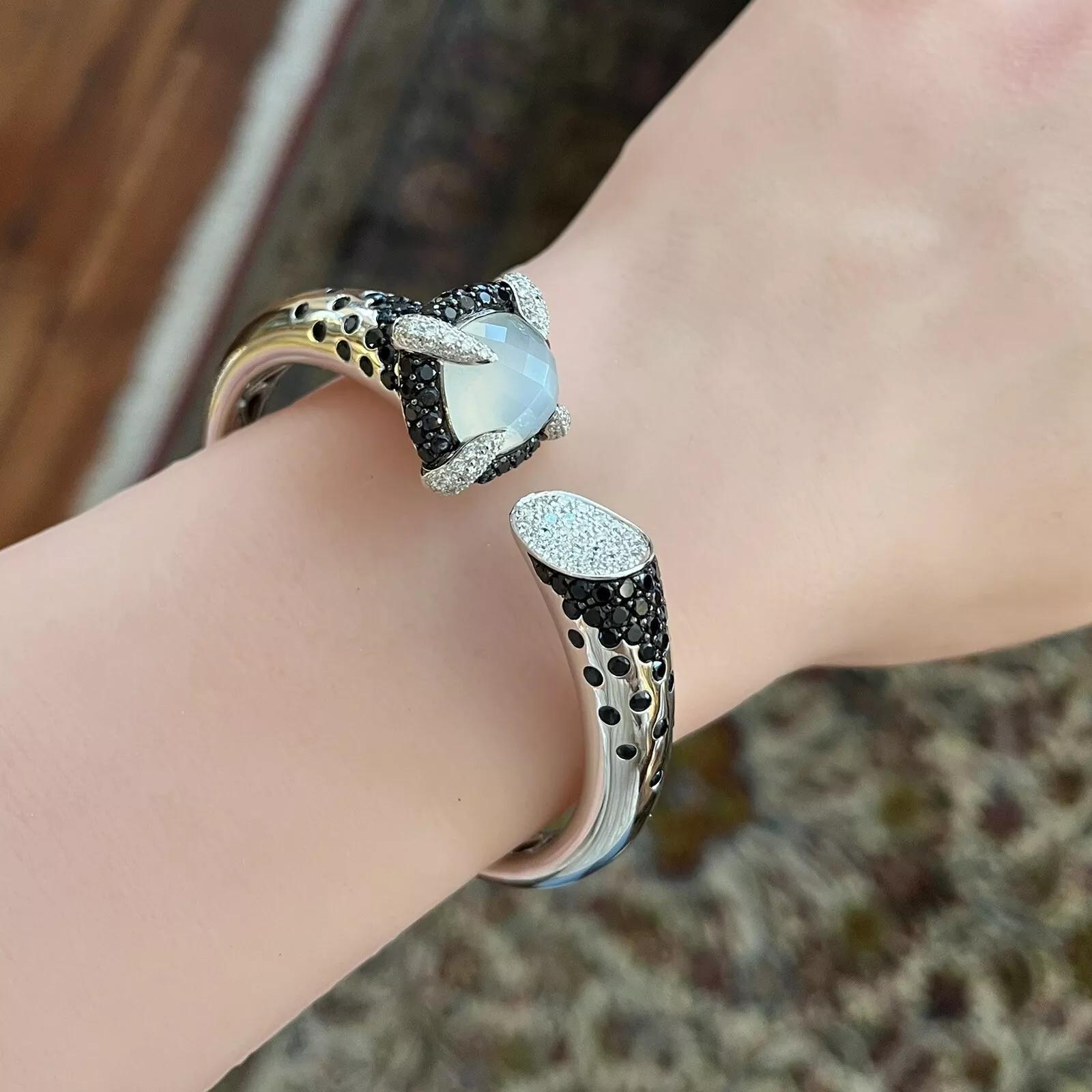 Bracelet à charnière en saphir et diamant en or blanc 18k Excellent état - En vente à La Jolla, CA