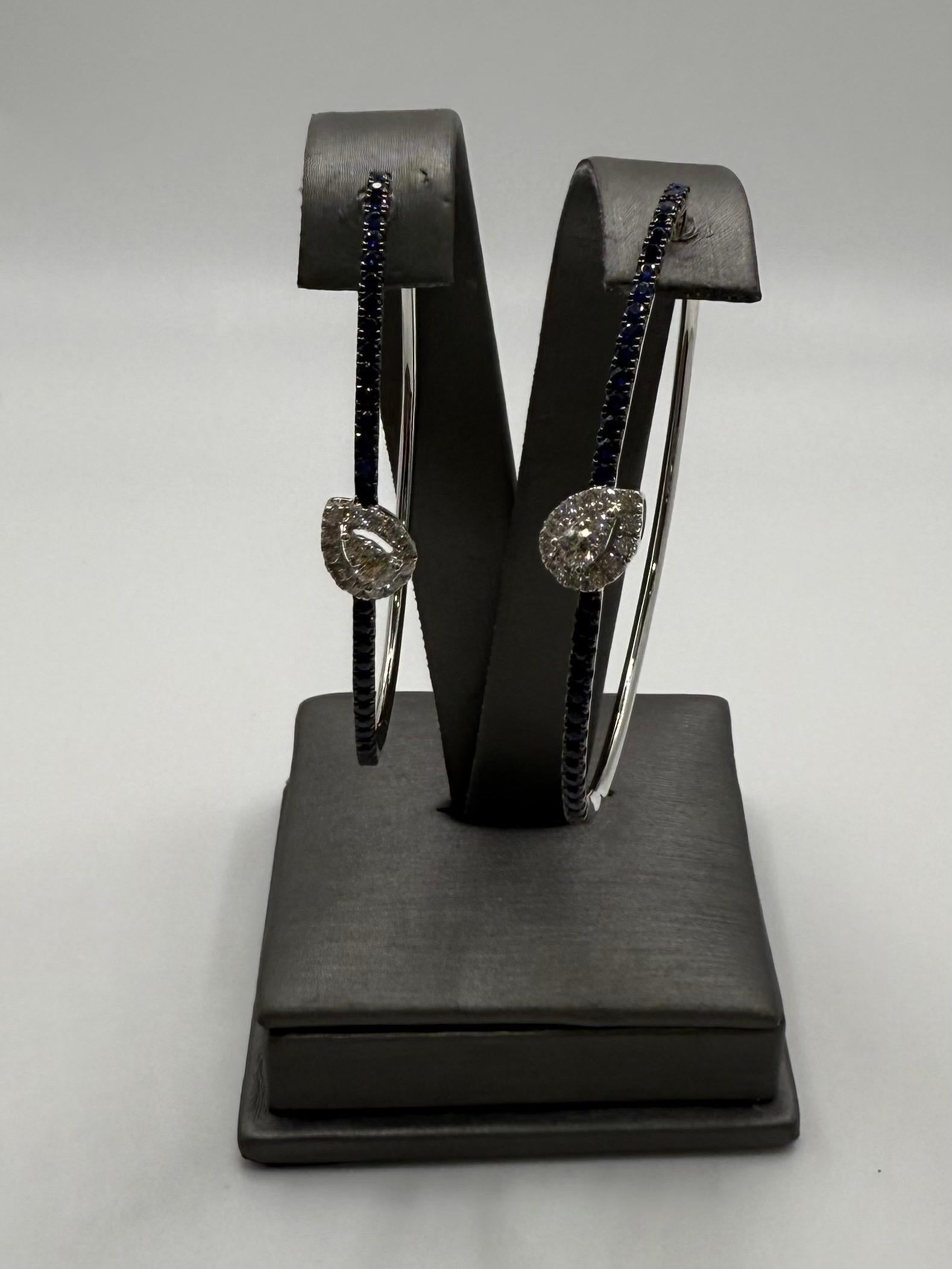 Orecchini a cerchio con zaffiri e diamanti in oro 18KT In condizioni Nuovo in vendita a Boca Raton, FL