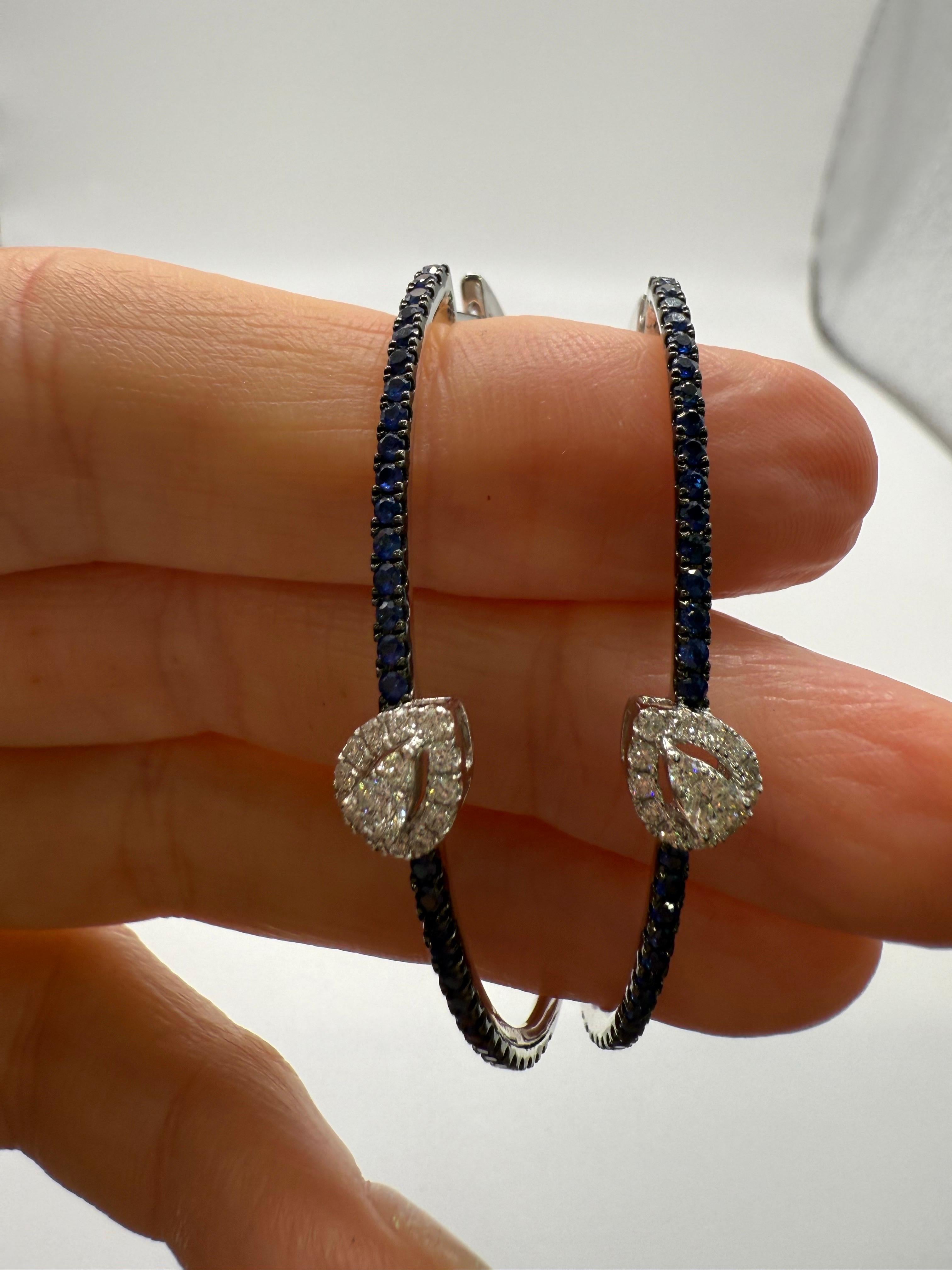 Orecchini a cerchio con zaffiri e diamanti in oro 18KT in vendita 2