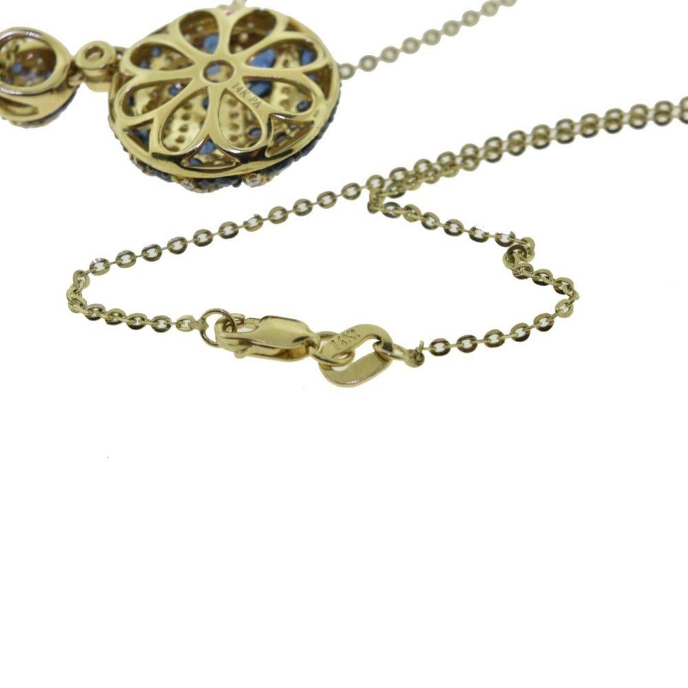 Taille ronde Collier à pendentif double cercle en or jaune avec saphir et diamant en vente