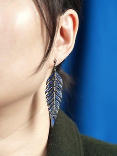 Pendientes colgantes estilo vintage de zafiro y diamante en oro blanco de 18 quilates