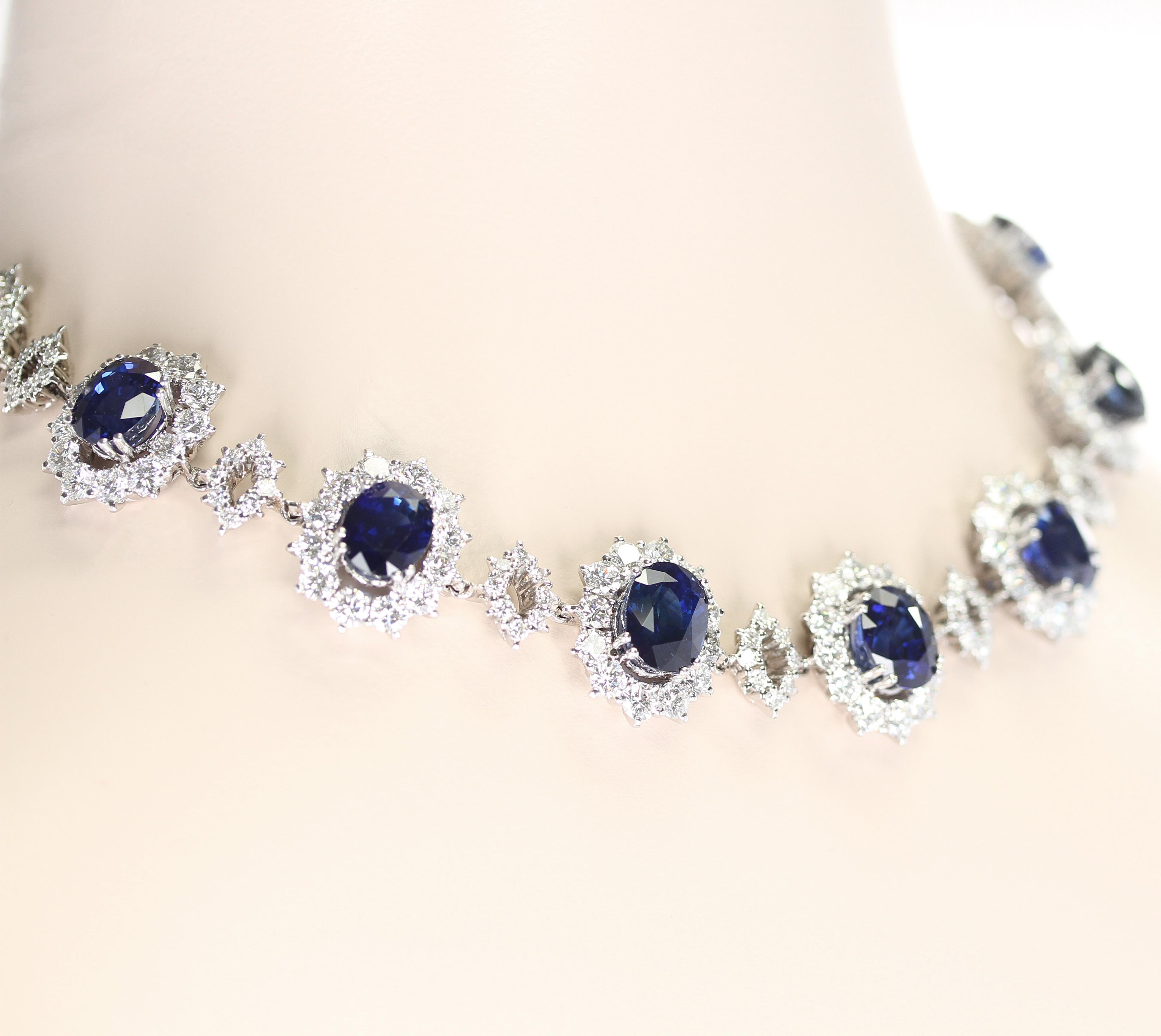 Taille ovale J. Roca Collier en platine avec saphirs et diamants en vente