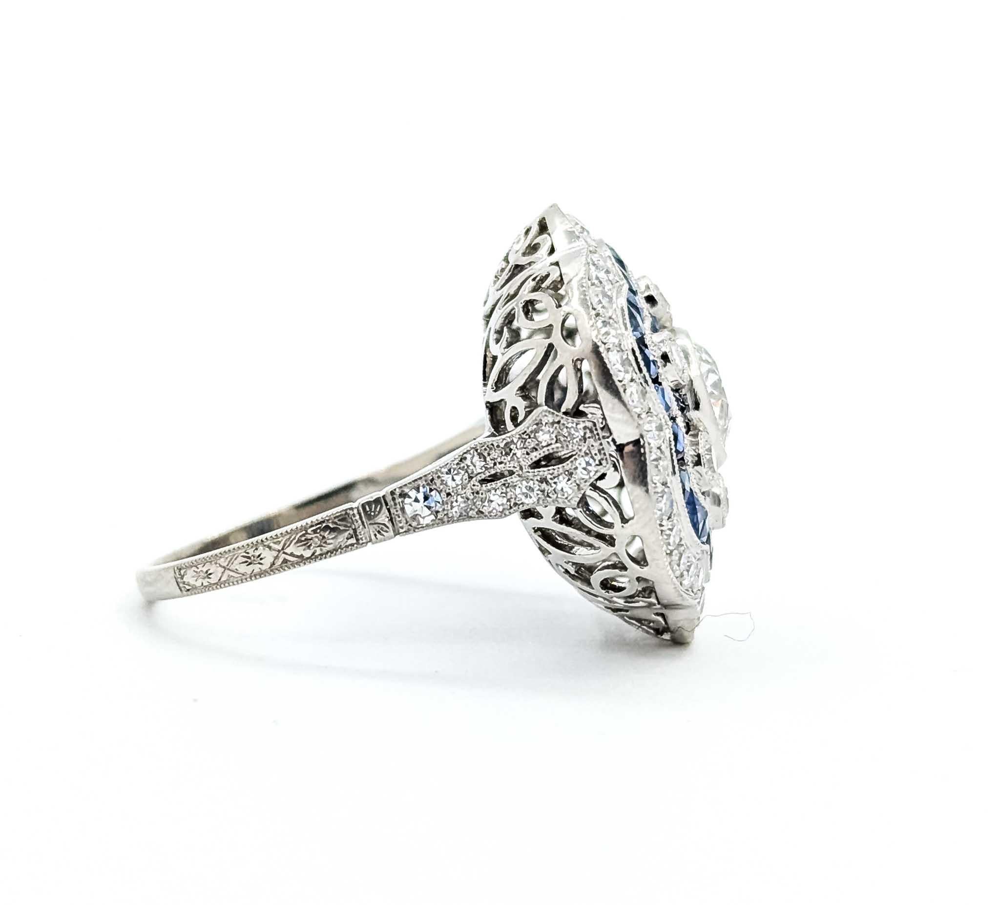  Bague en platine avec saphir et diamants

Voici une bague exquise, réalisée en platine avec un design Art Deco Revival. La bague présente une combinaison captivante de diamants étincelants d'un poids total de 1,45 carat et de saphirs bleus d'un