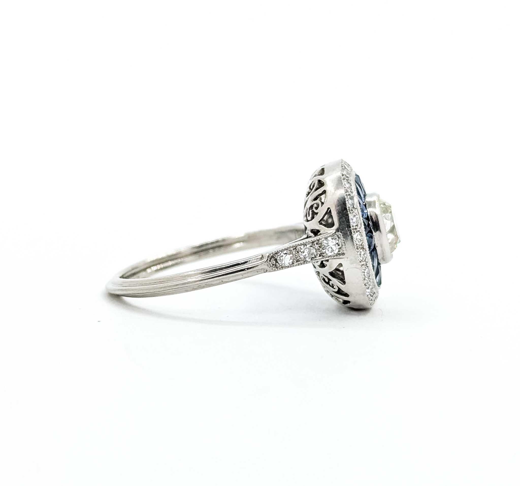 Anello in platino con zaffiro e diamante

Ti presentiamo questo squisito anello, magistralmente realizzato in platino in stile Art Deco revival. L'anello presenta un'accattivante combinazione di pietre preziose, con uno zaffiro blu centrale del peso