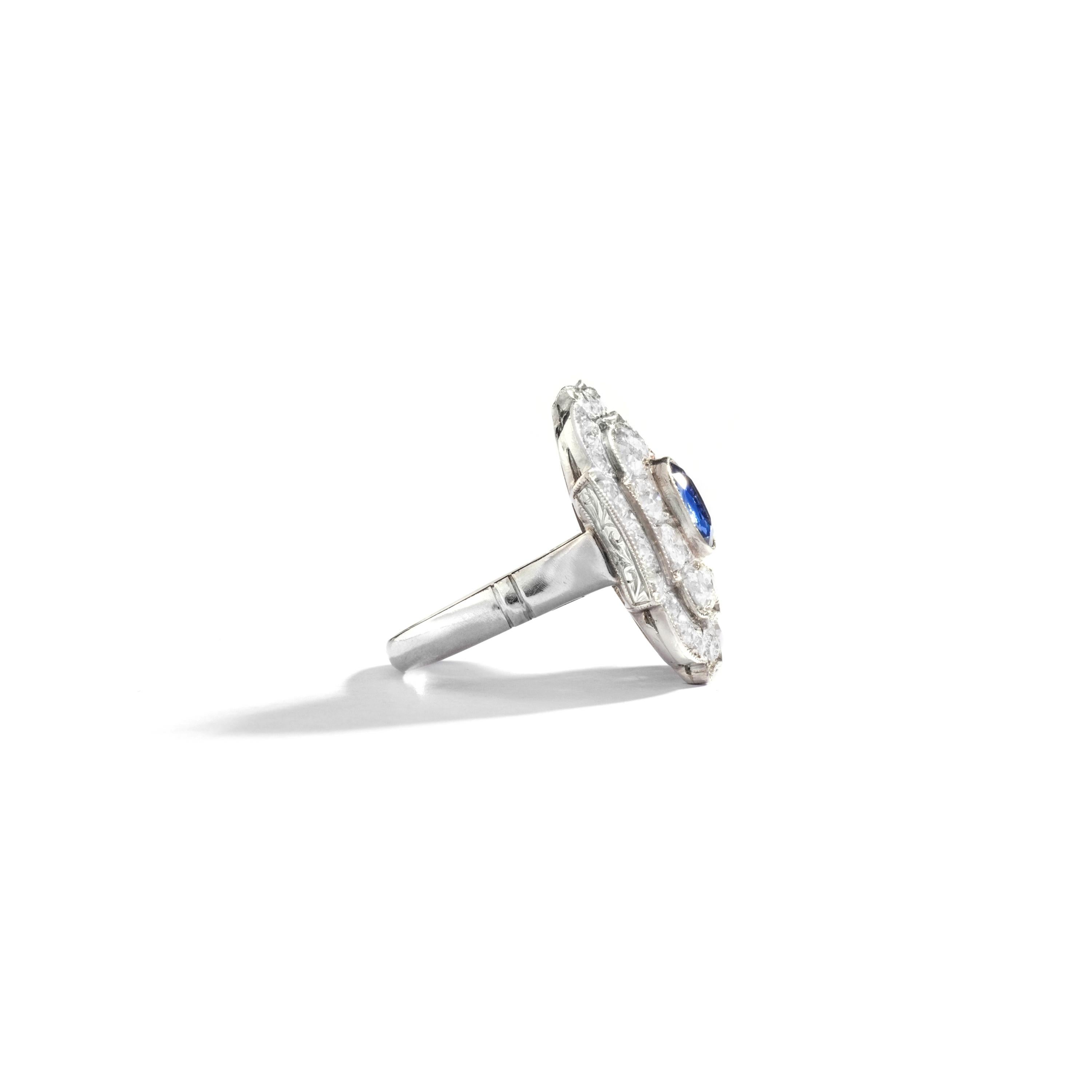 Dieser raffinierte Ring aus Platin und Diamanten ist sowohl bedeutungsvoll als auch leicht zu tragen. Im Mittelpunkt steht ein natürlicher Ceylan-Saphir in Kissenform.

Ringgröße: 5 1/2 US.
