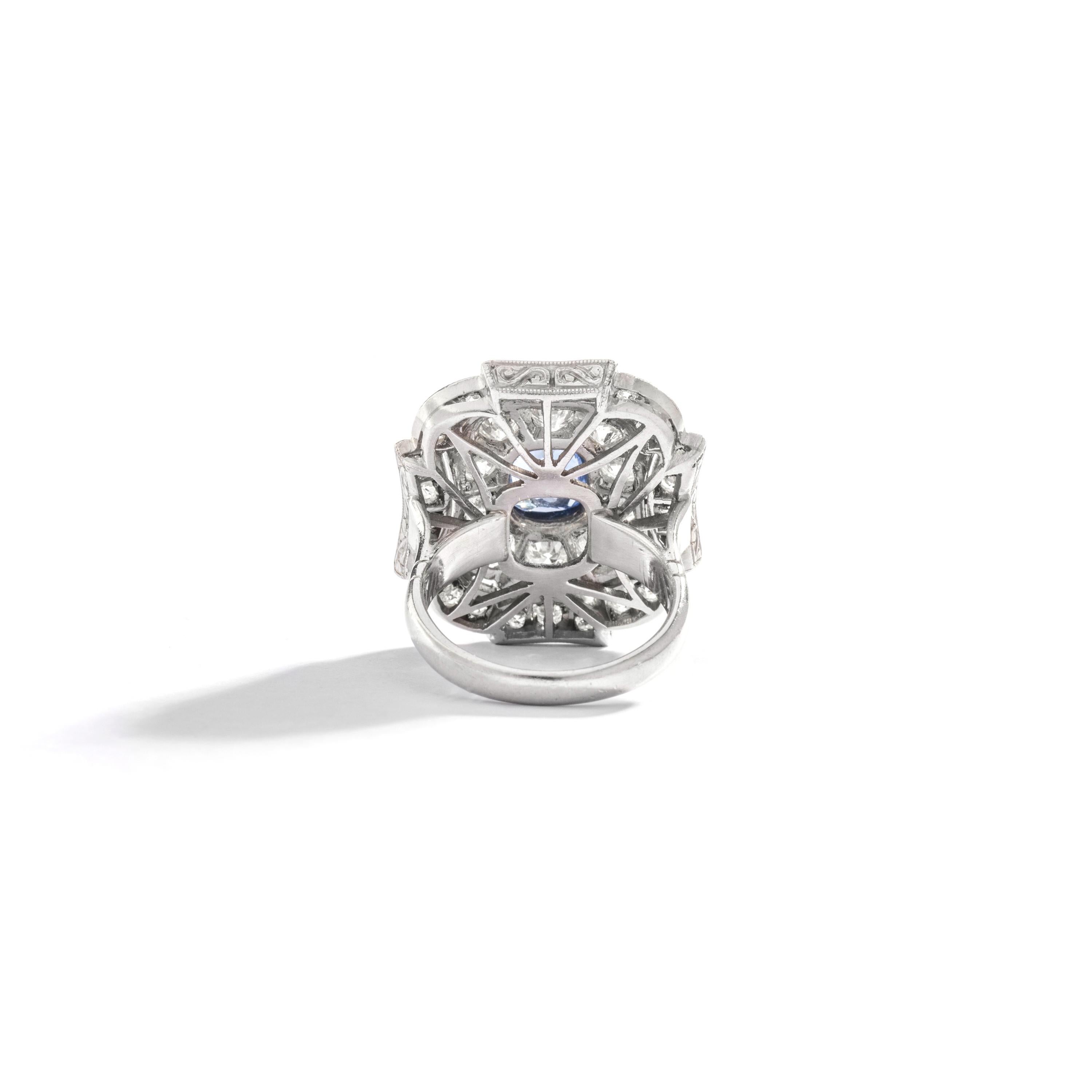 Taglio rotondo Anello in platino con zaffiro e diamante in vendita
