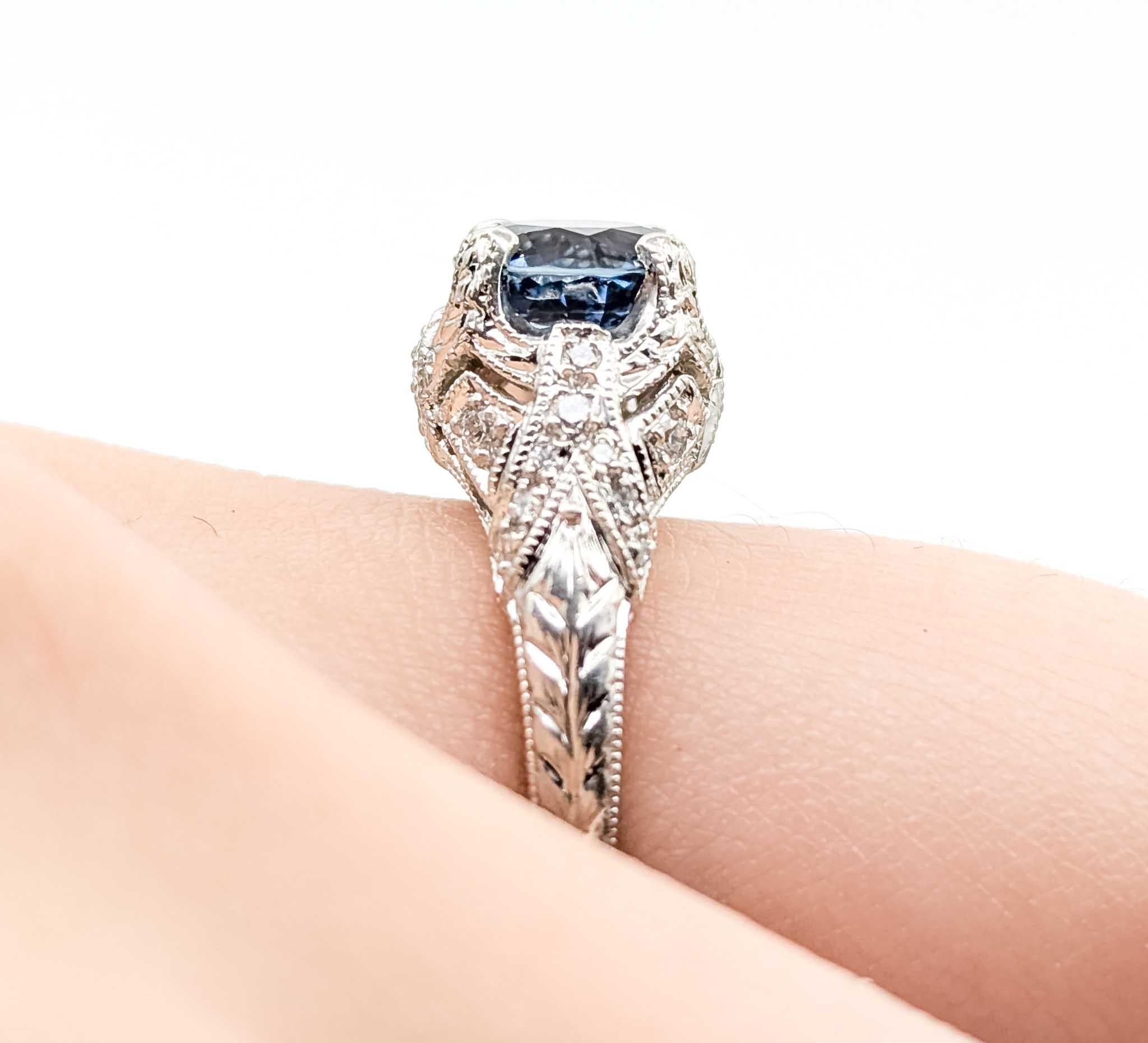 Taglio rotondo Anello in platino con zaffiro e diamante in vendita