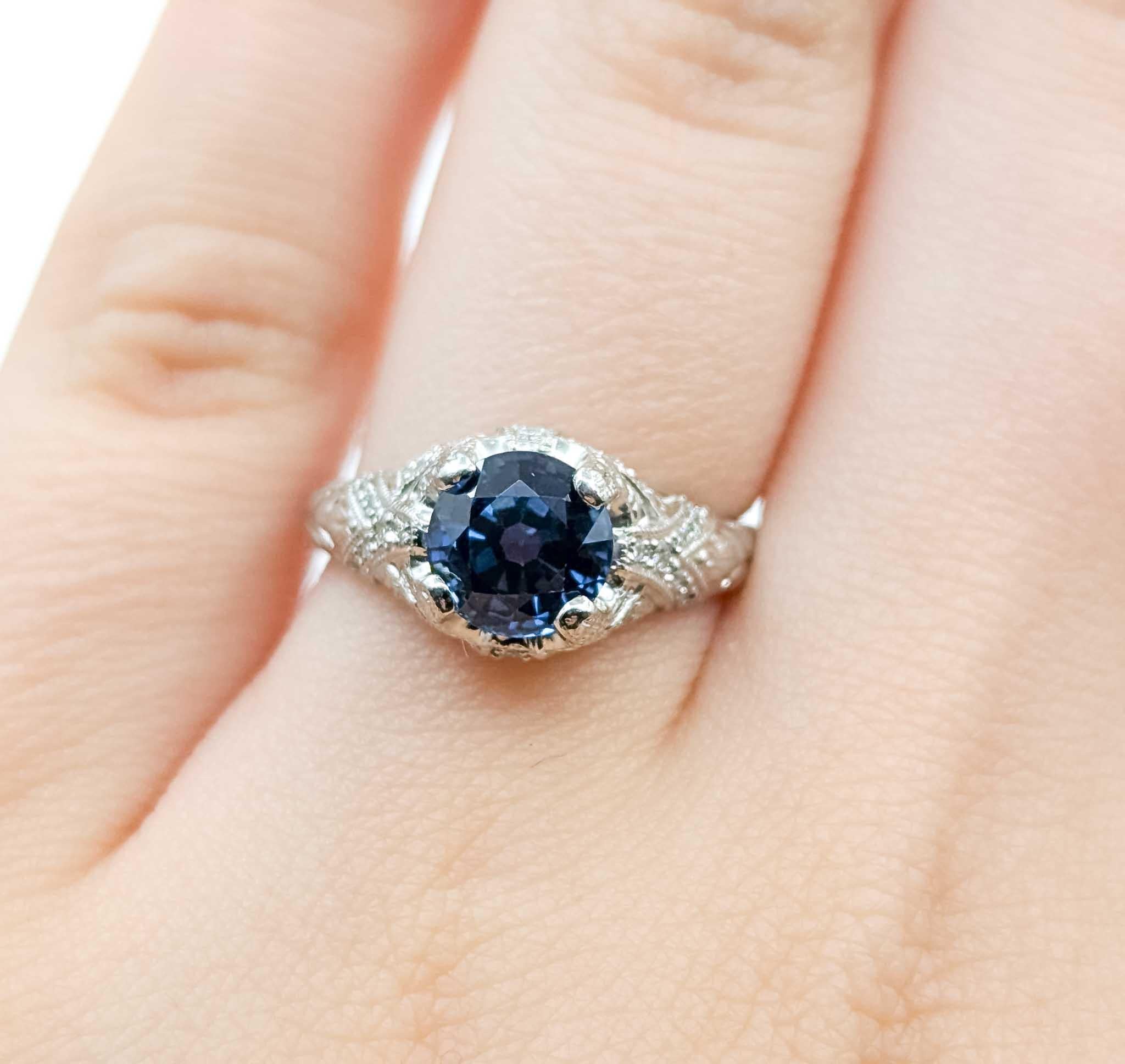 Donna Anello in platino con zaffiro e diamante in vendita