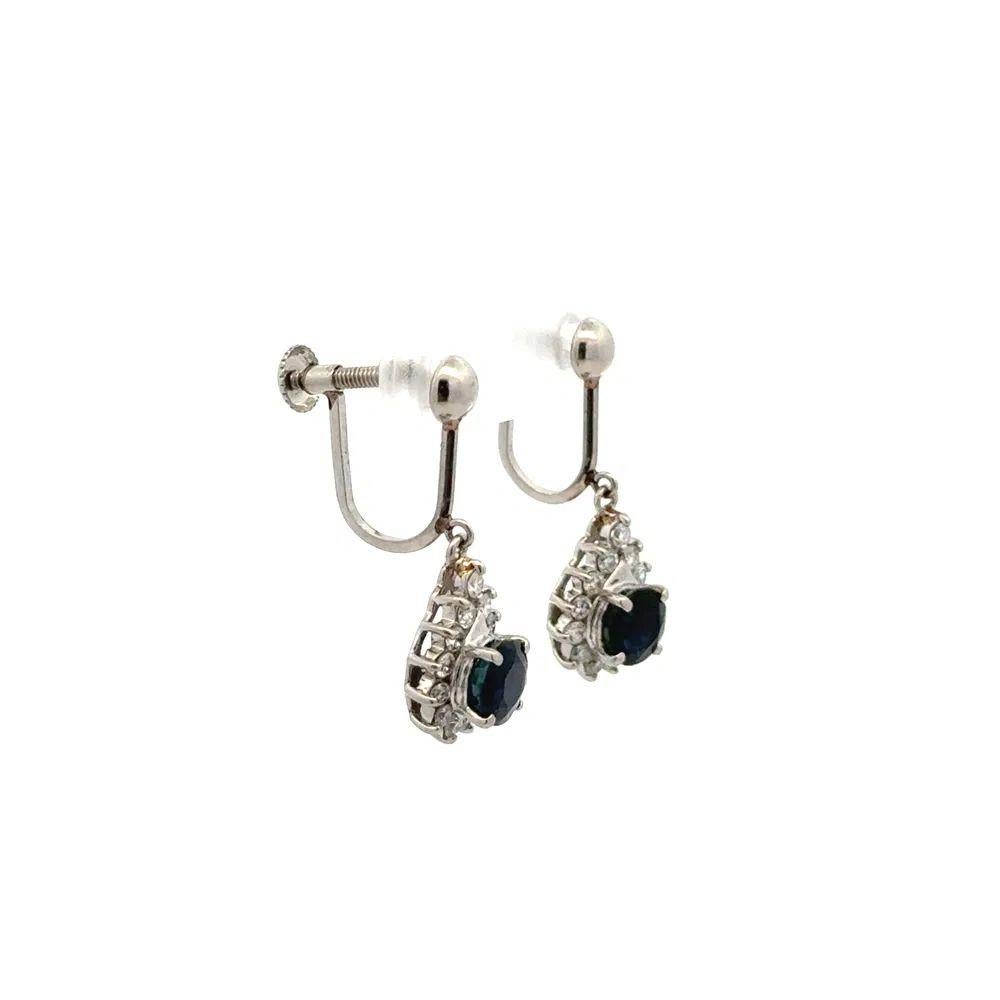 Einfach schön! Fein detaillierte blaue Saphir und Diamant Platin Vintage Tropfen Ohrringe. In der Mitte befindet sich jeweils ein sicher eingebetteter, von Hand gefasster blauer Saphir mit einem Gewicht von 1,45 tcw. Umgeben von Diamanten im runden