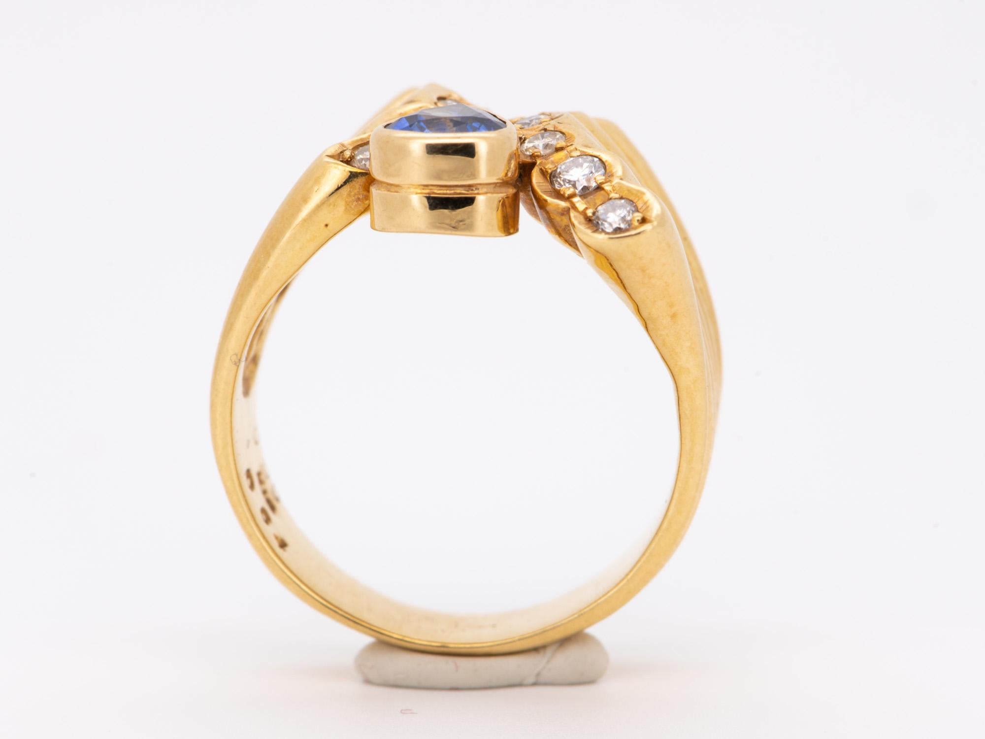 Sapphire and Diamond Ribbed Ring 18K Gold R6726 In Good Condition For Sale In Osprey, FL