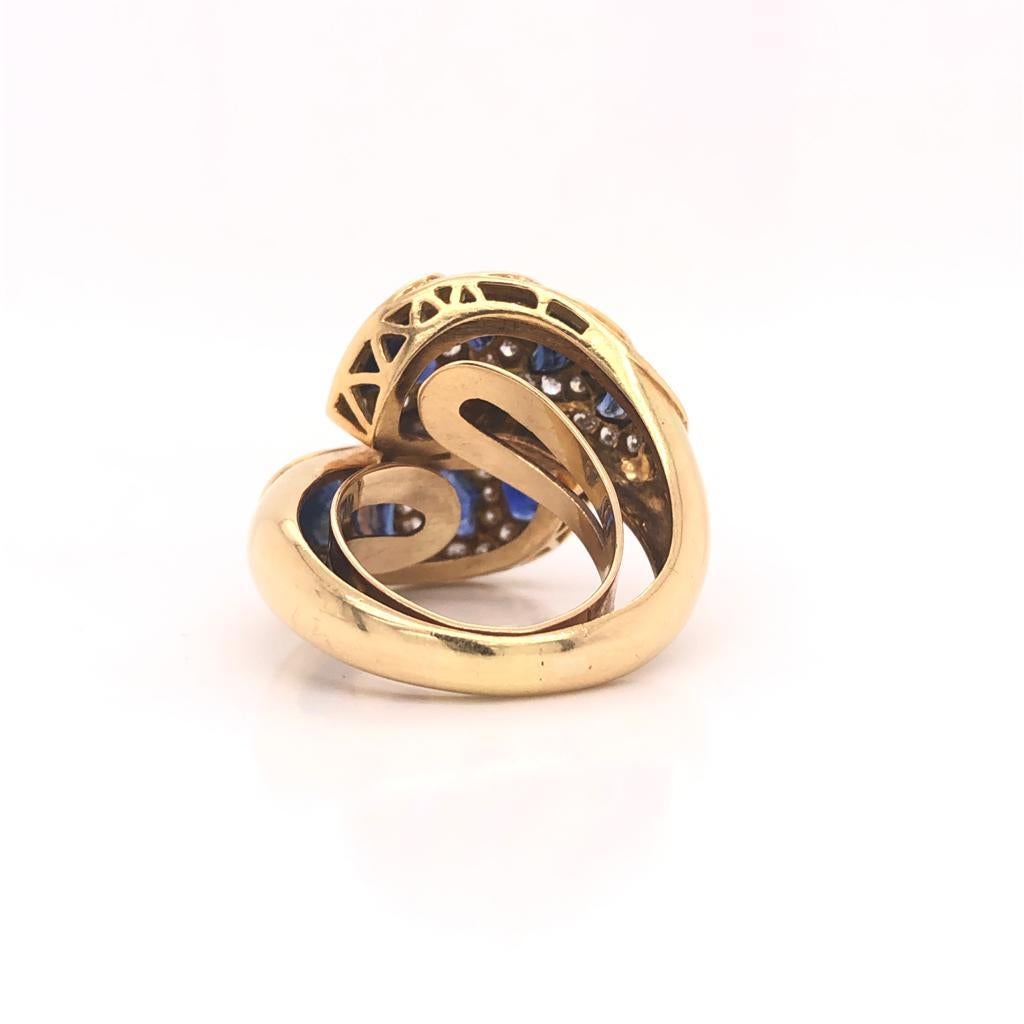 Sapphire and Diamond Ring 18 Karat Yellow Gold Heart and Circle Shapes In Good Condition In Aventura, FL