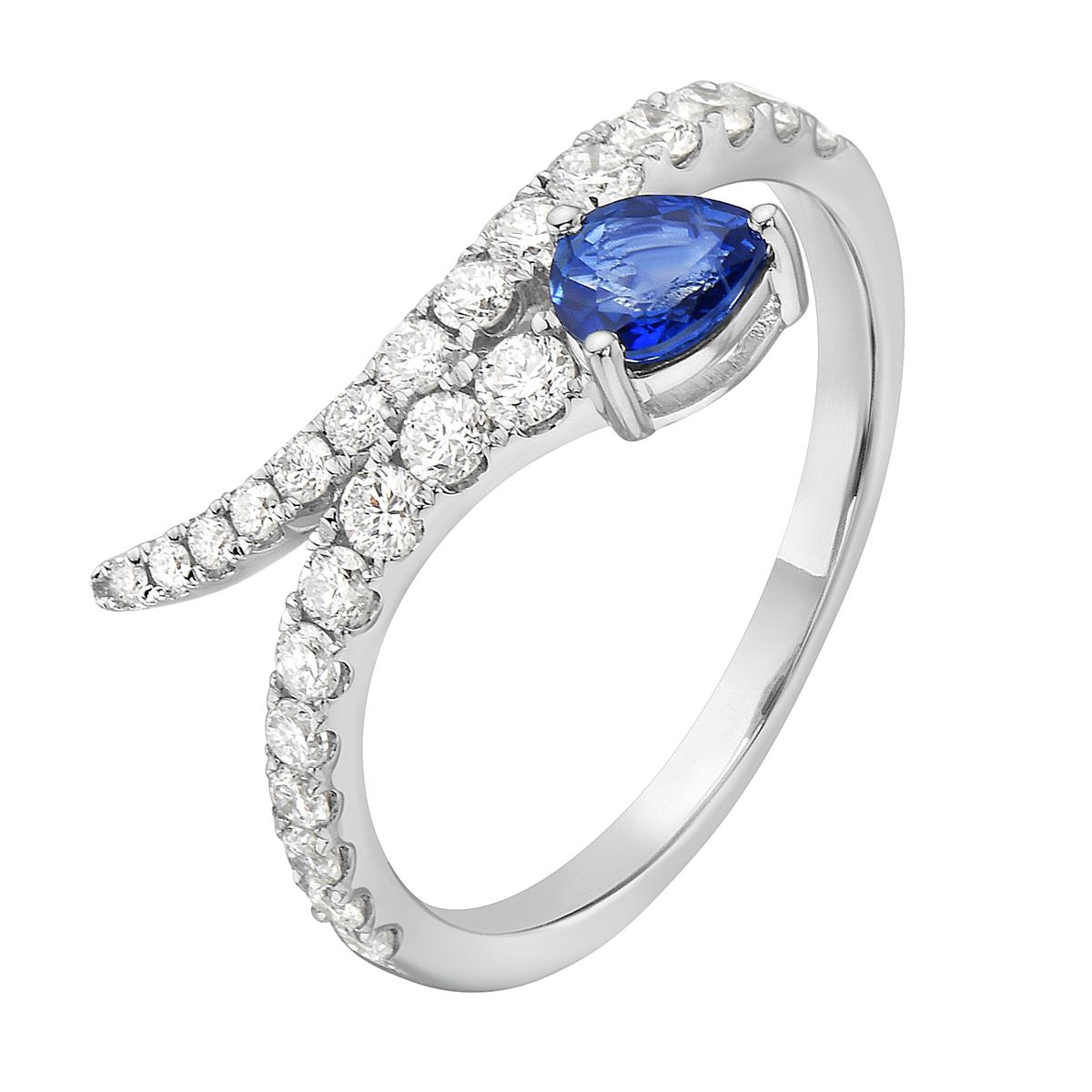 With this exquisite sapphire and diamond ring, style and glamour are in the spotlight. This ring is set in 14-karat gold, made out of 2.2 grams of gold. The color of the diamonds is SI. The clarity is VS2-SI1. It is made out of 24 diamonds totaling