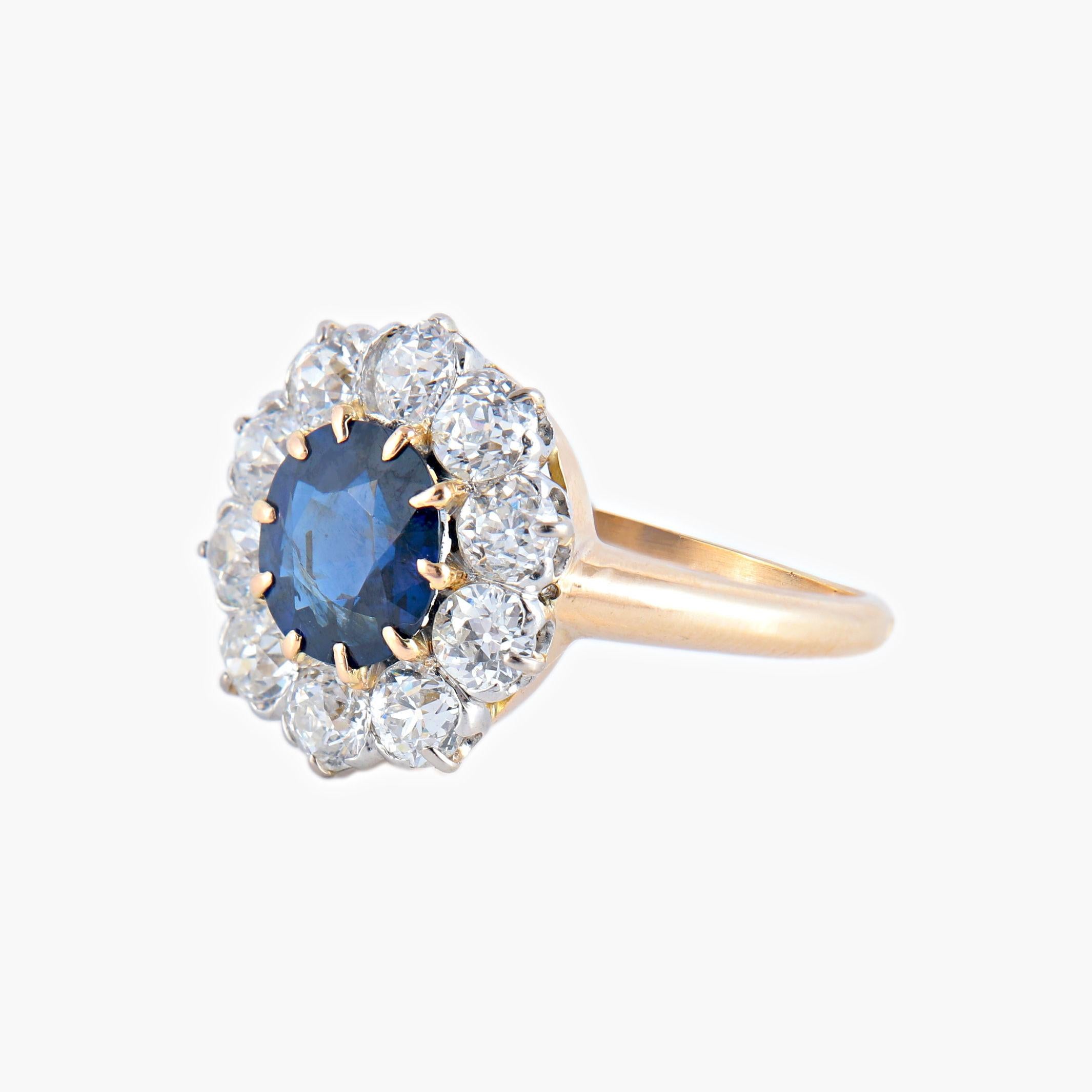 . Marguerite ring in 750/1000 yellow gold and platinum decorated in its center with a sapphire of approximately 2.5 carats surrounded by old-cut diamonds of approximately 1 carat.

. Finger size: 55

. Gross weight: 5 grams