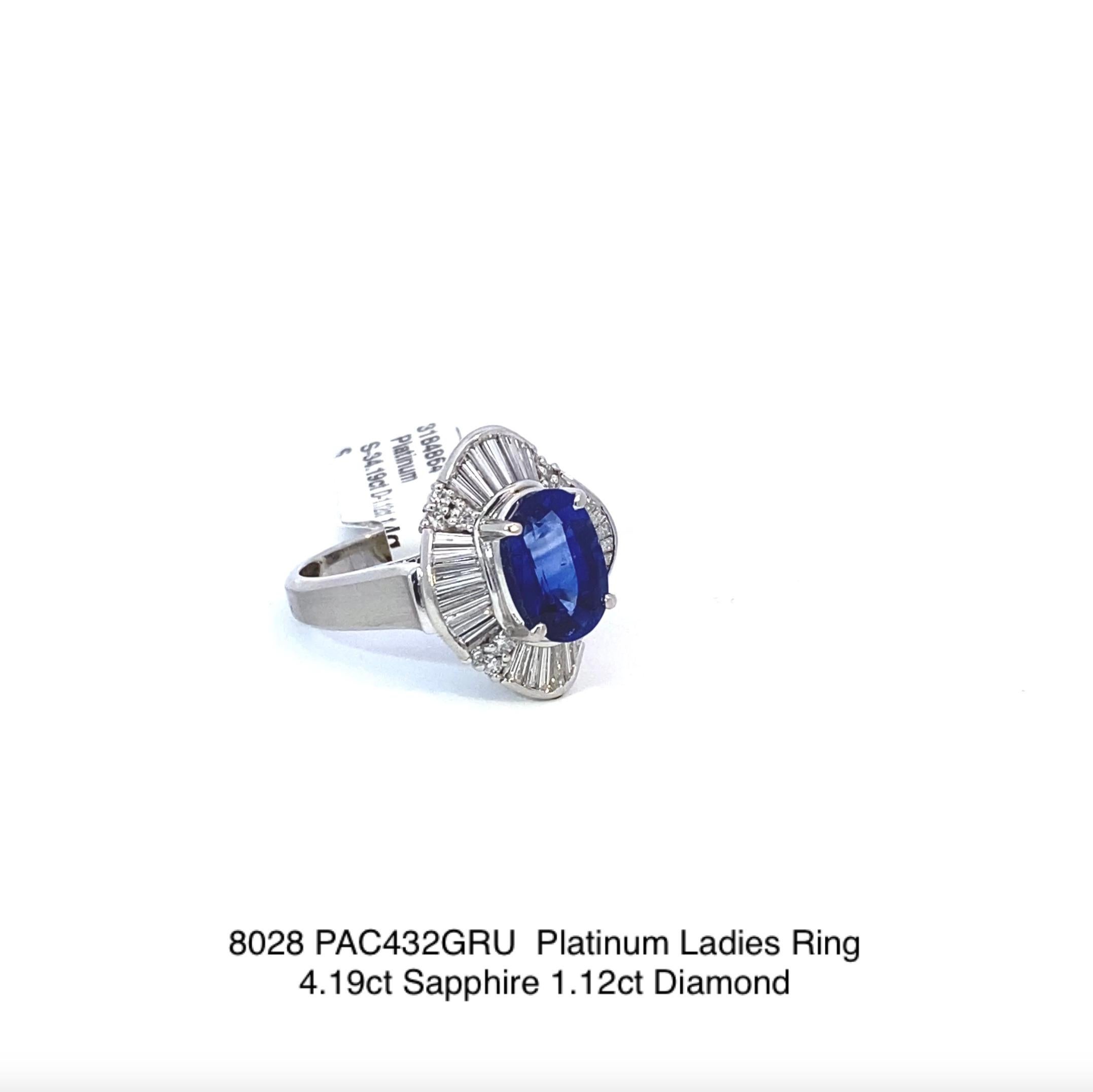 Artikel #8028

GIA und GGA (Gemassure Gemological Appraisals) zertifiziert 
Platin Damenring 4,19 Karat Saphir und 1,12 Karat Diamant
Ring aus Platin (PLAT) mit natürlichem Saphir, Korund und Diamanten. In der Mitte des Rings befindet sich ein
