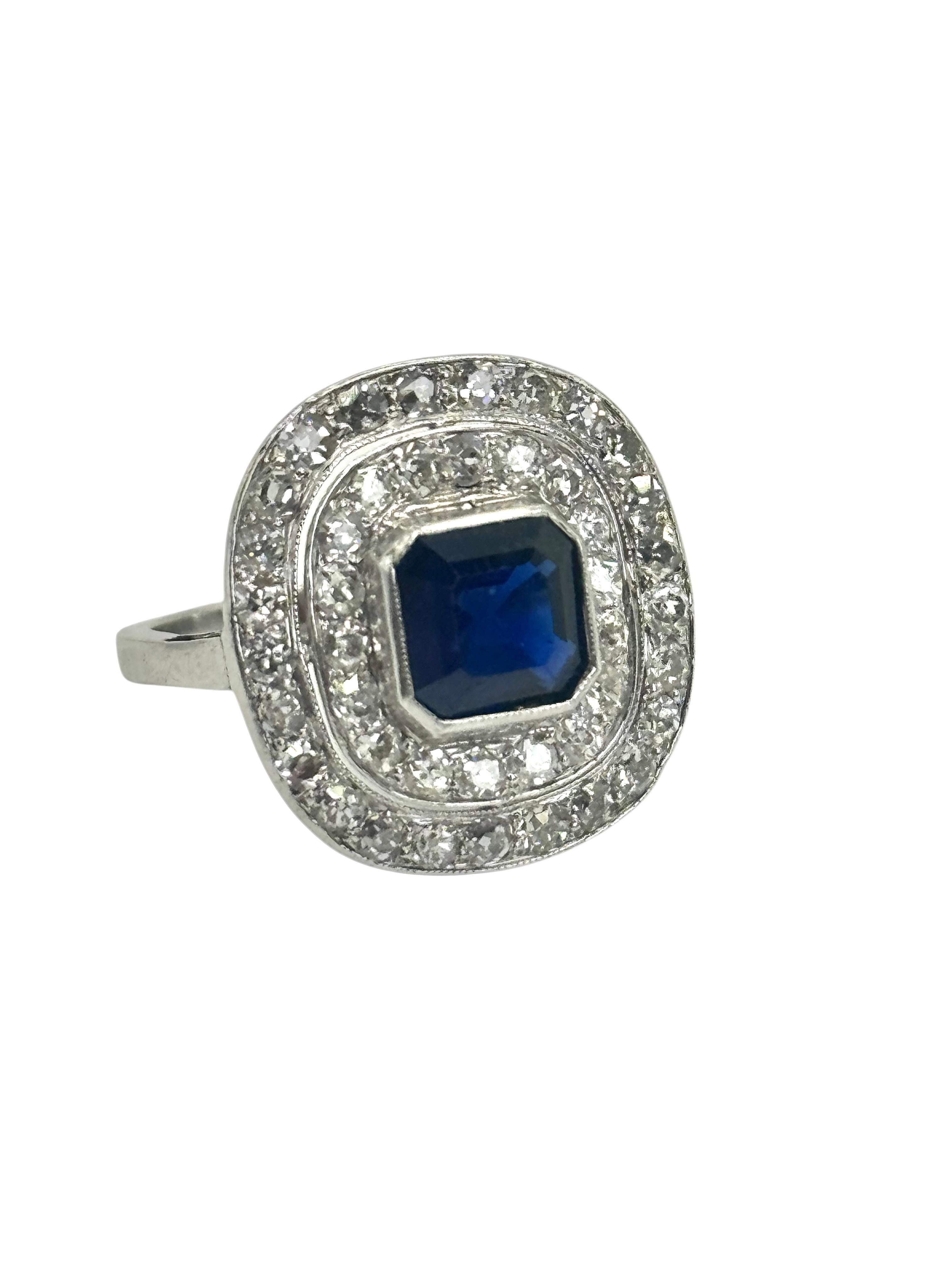 Anello con 1 zaffiro da 2,10 carati, 44 tagli piccoli da 1,51 carati Platino e oro bianco