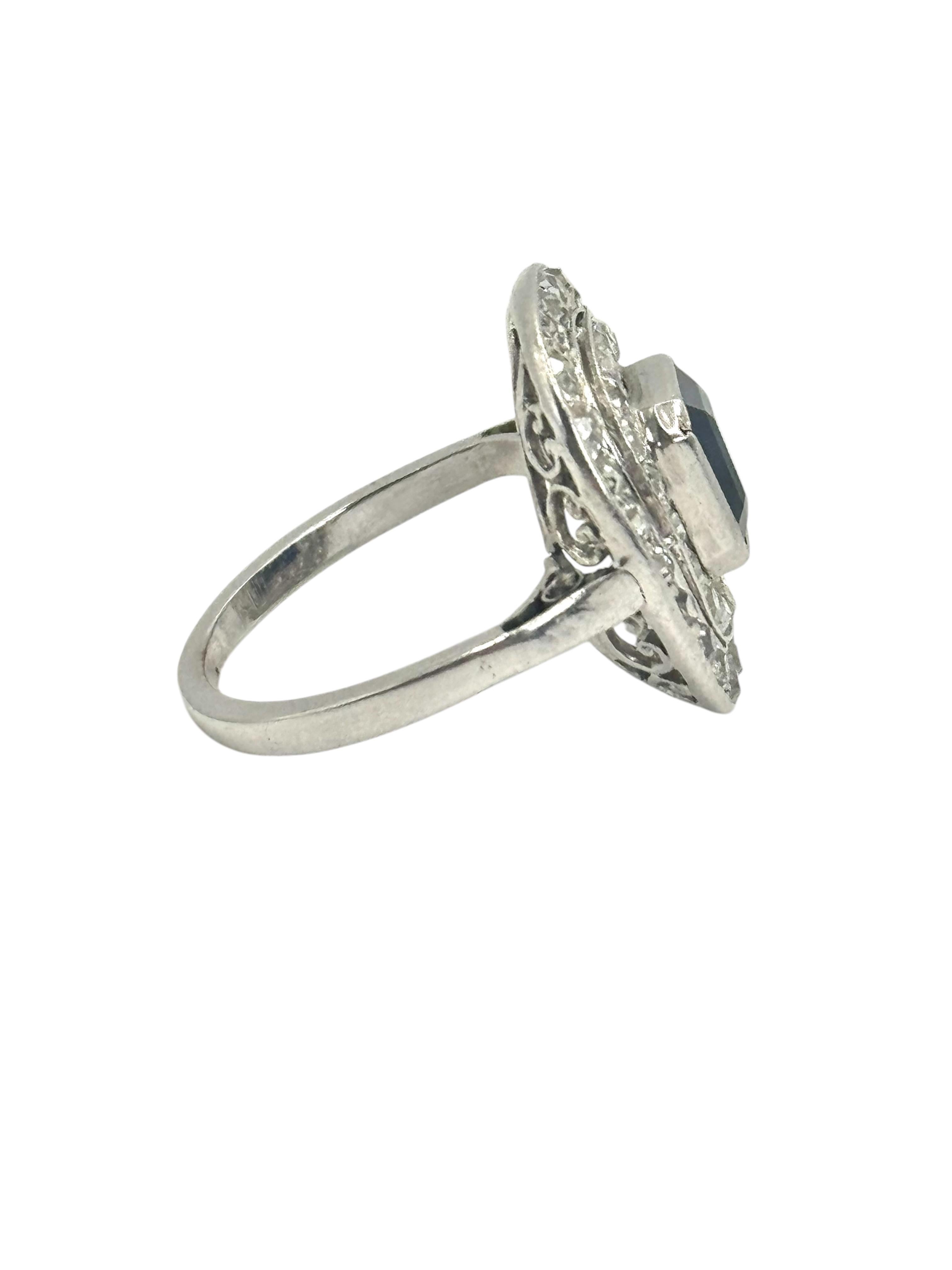 Quadrato Anello in platino e oro bianco con zaffiro e diamante in vendita