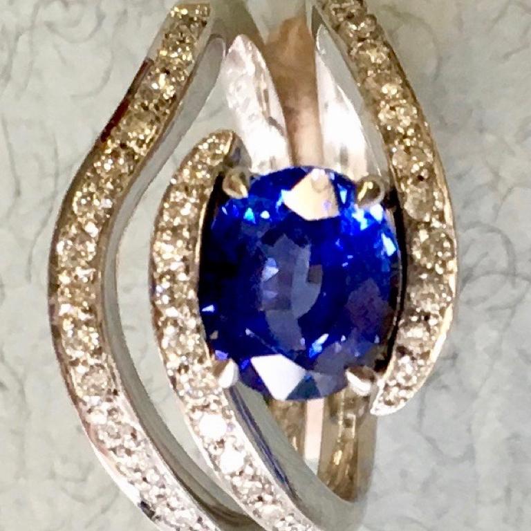 18 Carat White Gold Ceylon Sapphire and Diamond Ring In New Condition In London, GB