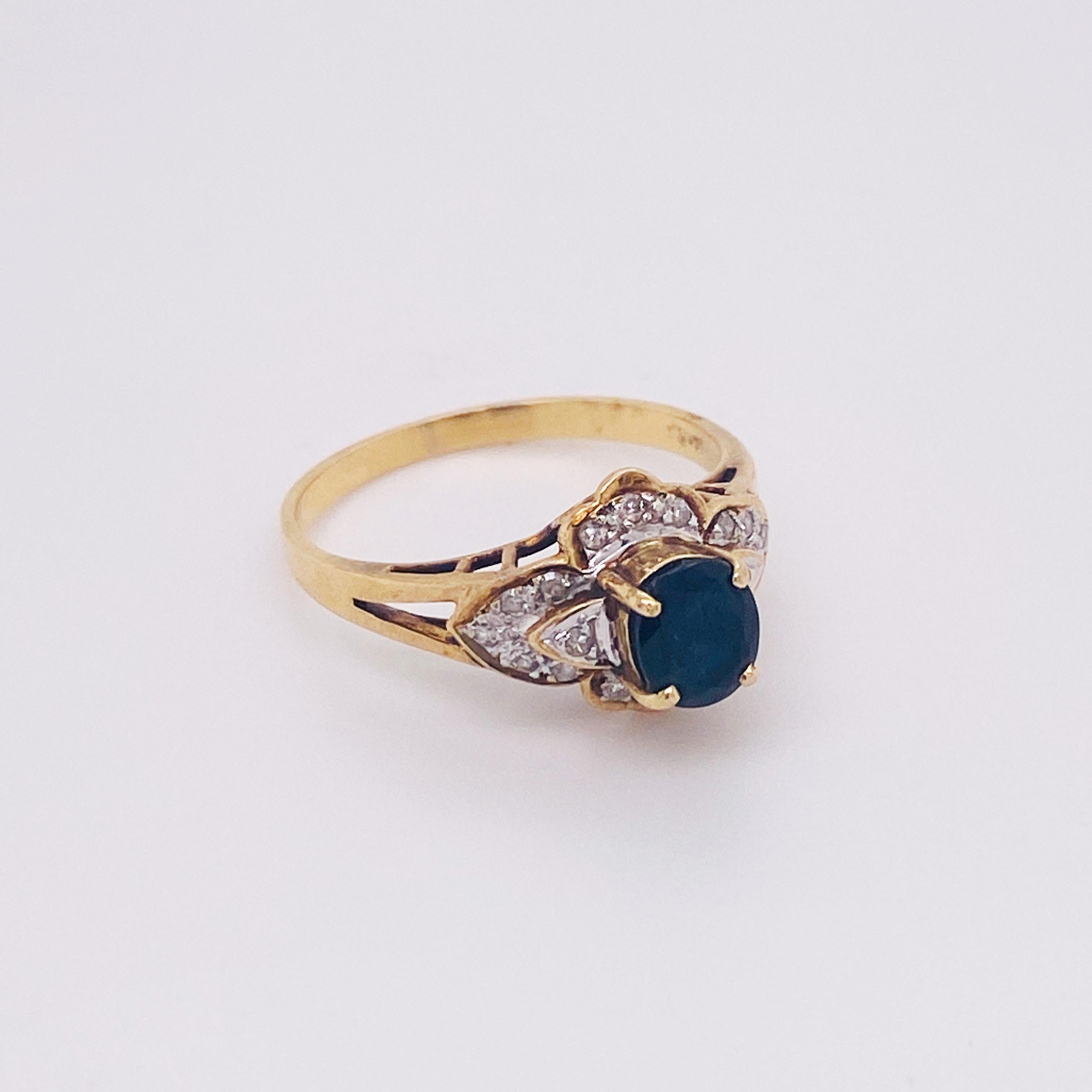 Für die Liebhaberin von ART DECO-Schmuck! Dieser Ring ist ein wunderschönes, vom Art-Deco inspiriertes Design mit einem echten blauen ovalen Saphir in der Mitte. Der tiefblaue, fast marineblaue Saphir ist von einem filigranen Diamantdesign in