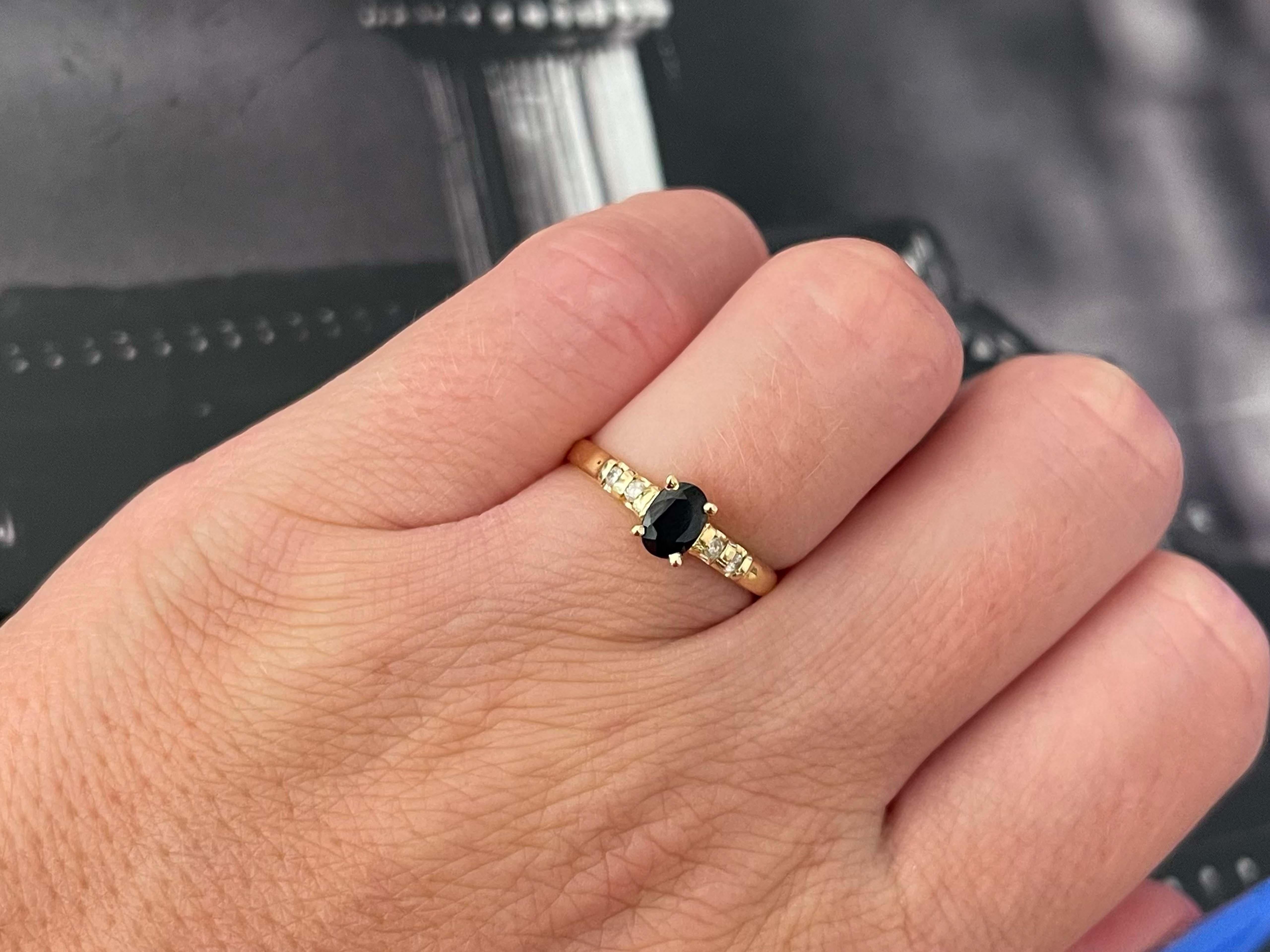 Artikel-Spezifikationen:

Metall: 14K Gelbgold

Stil: Statement-Ring

Ringgröße: 7 (Größenänderung gegen Gebühr möglich)

Gesamtgewicht: 1,7 Gramm

Ring Höhe: 5.84 mm

Edelstein-Spezifikationen:

Edelstein: 1 blauer Saphir

Form: oval

Abmessungen