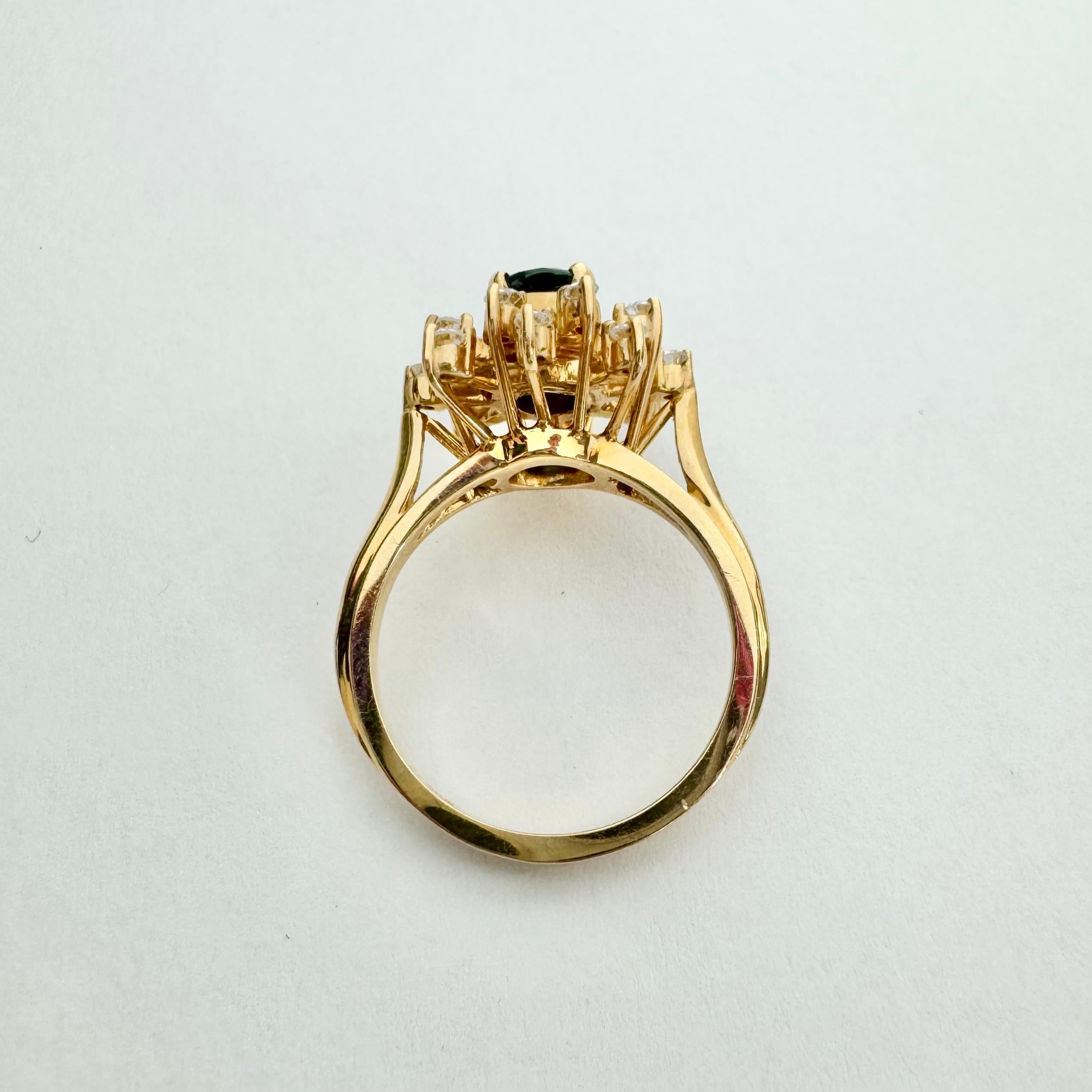 Round Cut Sapphire and Diamond Ring in 14k yellow gold For Sale