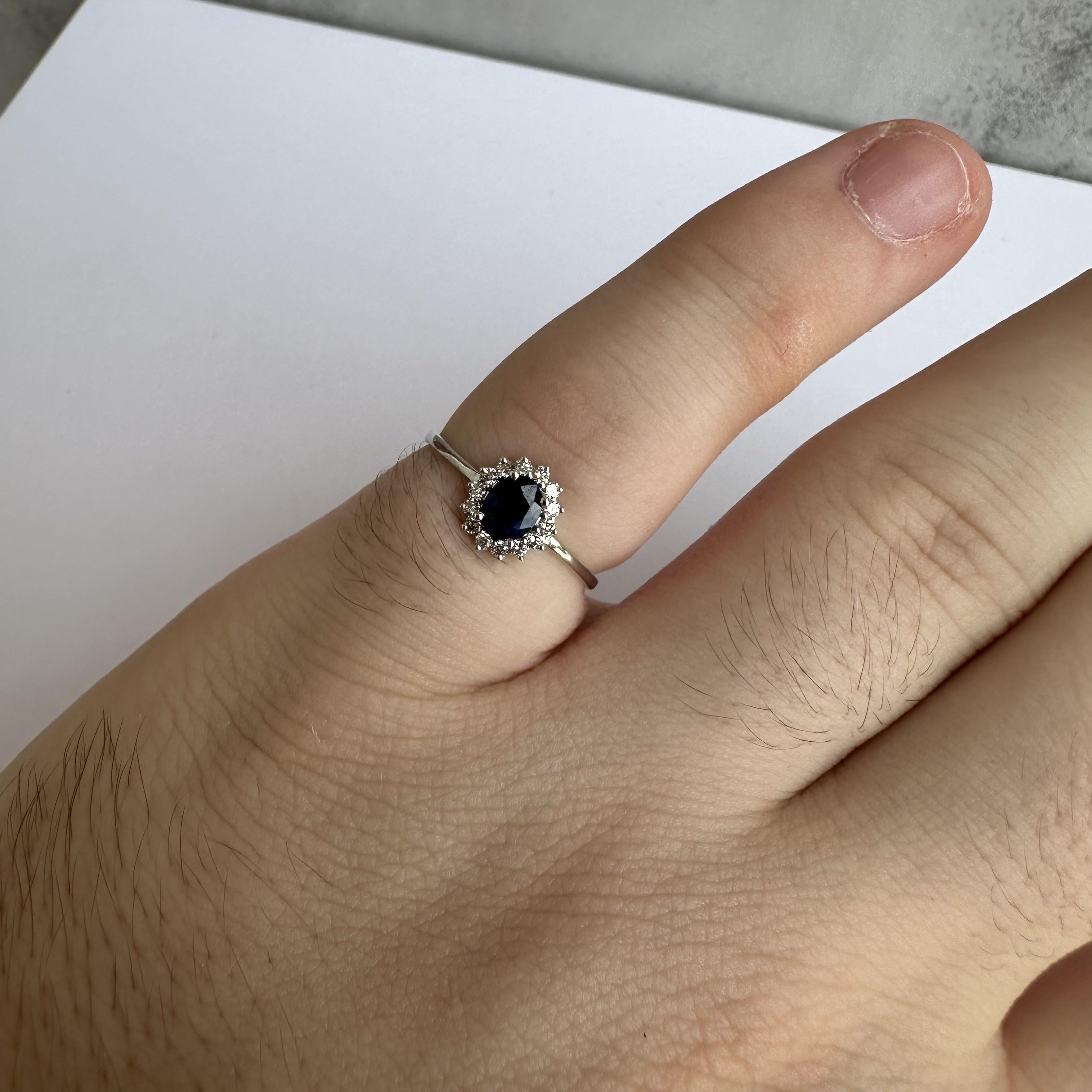 Saphir- und Diamantring aus 14 Karat Weißgold mit 0,50 Karat blauem Saphir, neu (Ovalschliff)