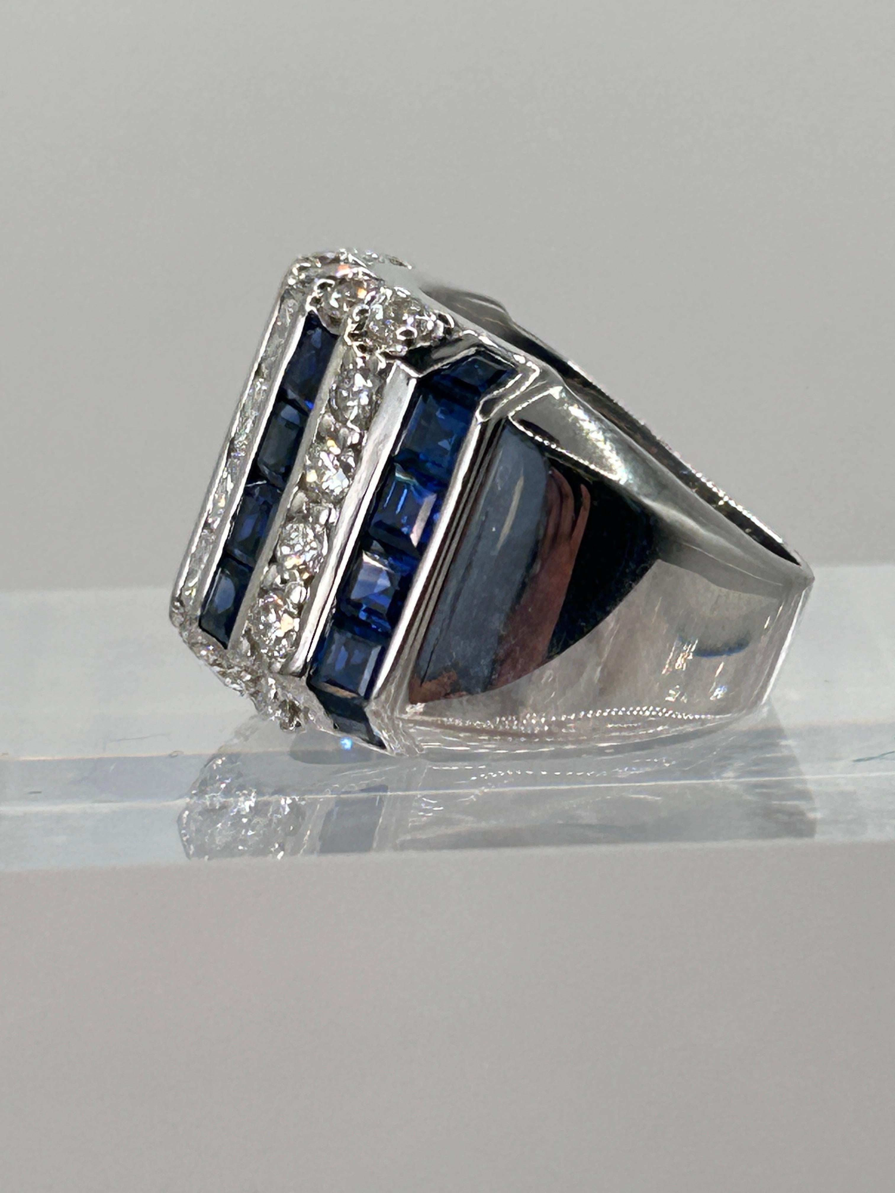 La magnifique bague est sertie de saphirs bleus et de diamants de haute qualité en or blanc 18 carats.
Les saphirs bleus sont calibrés et taillés en carré et ont un poids total de 5,40 carats.
Les diamants sont de taille princesse et de taille ronde