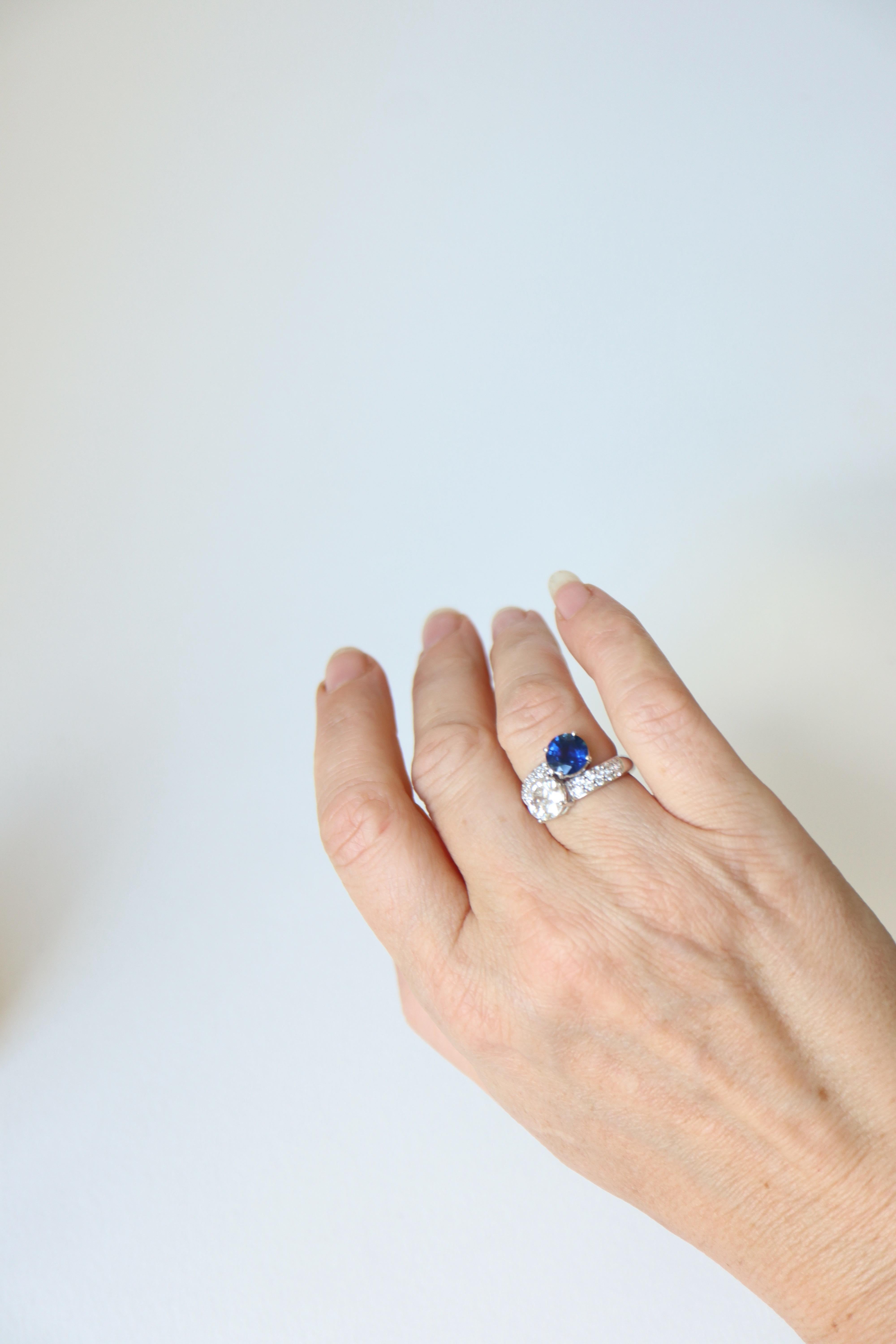 Sapphire and Diamond Ring in 18 Karat White Gold You and Me Toi et Moi For Sale 9