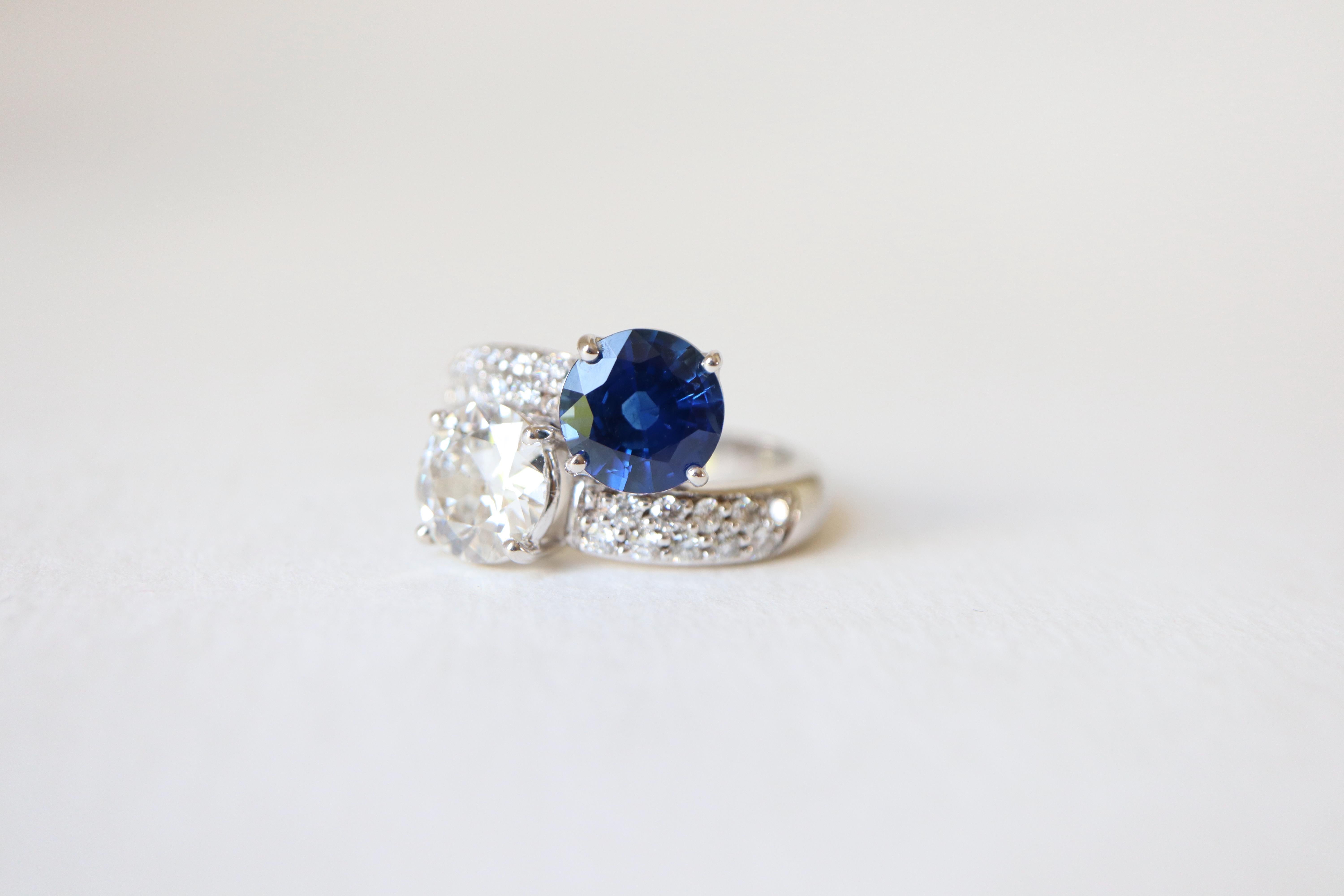 Sapphire and Diamond Ring in 18 Karat White Gold You and Me Toi et Moi In Good Condition For Sale In Paris, FR