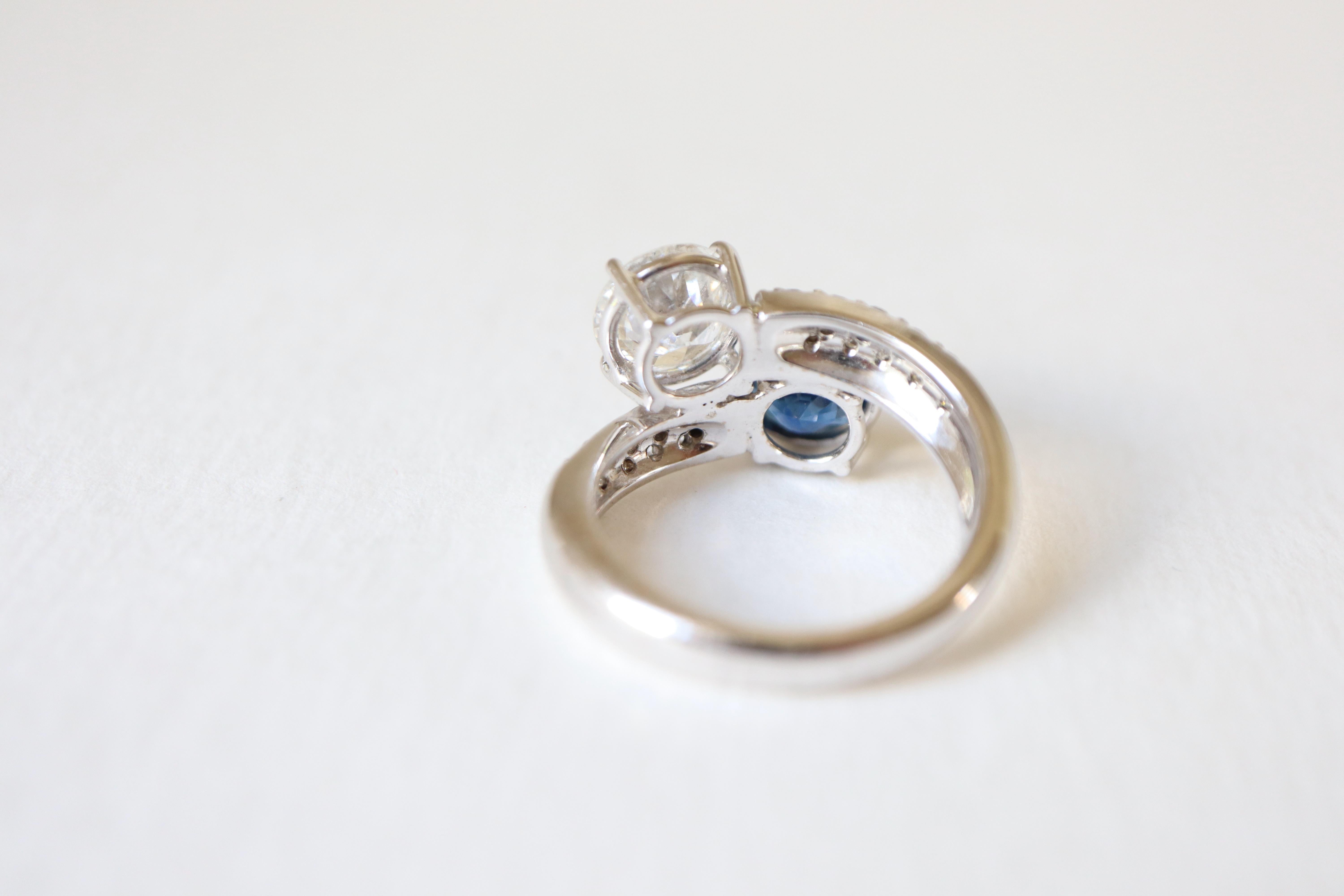 Sapphire and Diamond Ring in 18 Karat White Gold You and Me Toi et Moi For Sale 4