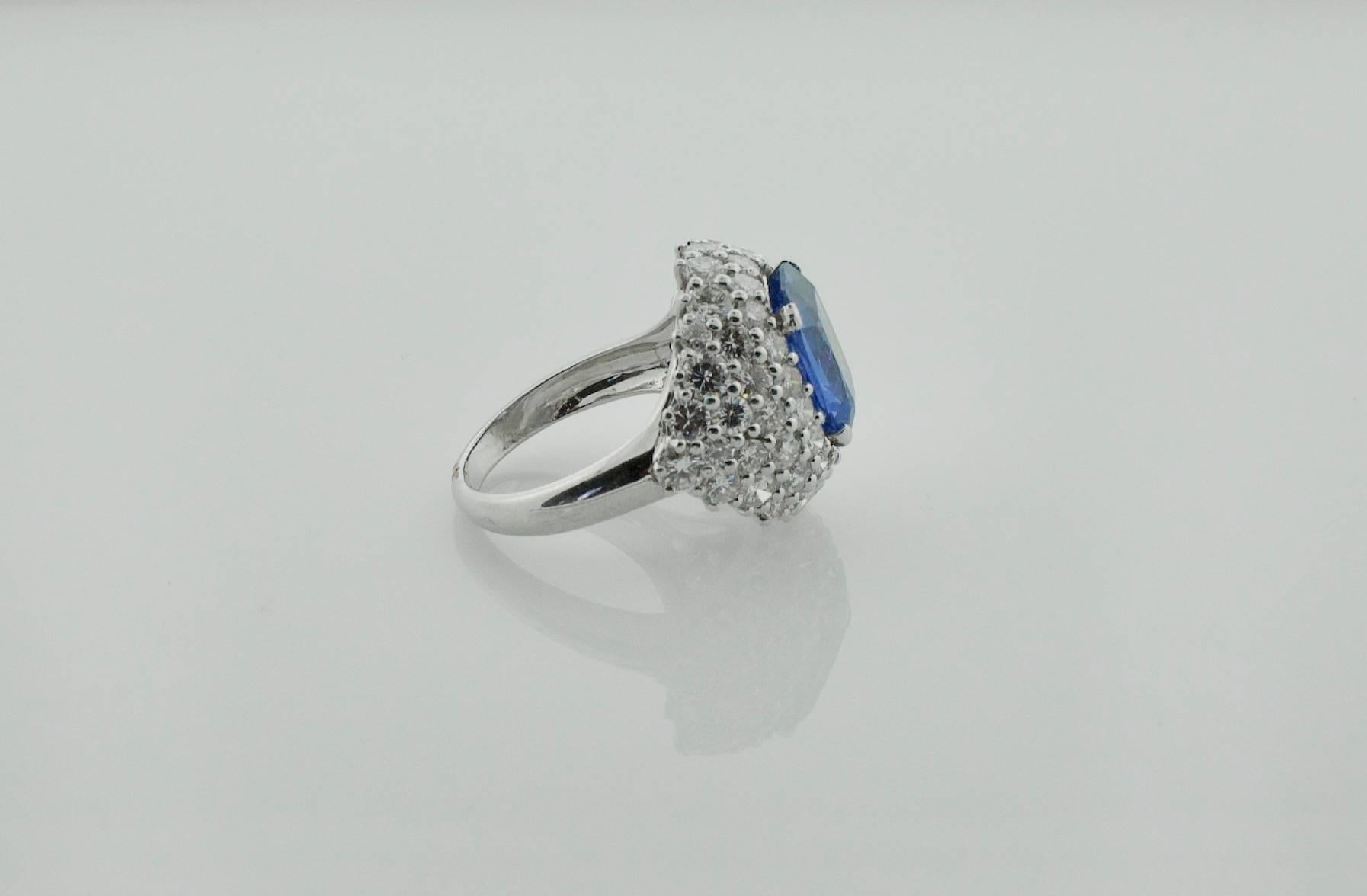 Sapphire and Diamond Ring in 18 Karat Gold, circa 1940s In Excellent Condition For Sale In Wailea, HI