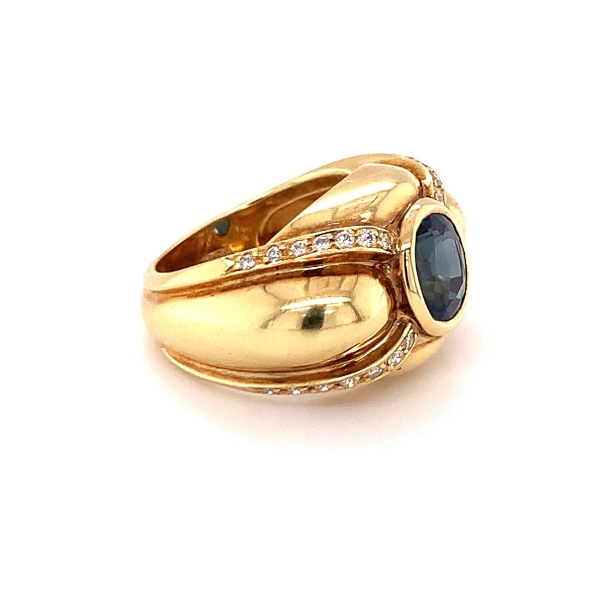 Sapphire and Diamond Ring in 18K Yellow Gold, circa 1970s In Good Condition For Sale In Beverly Hills, CA