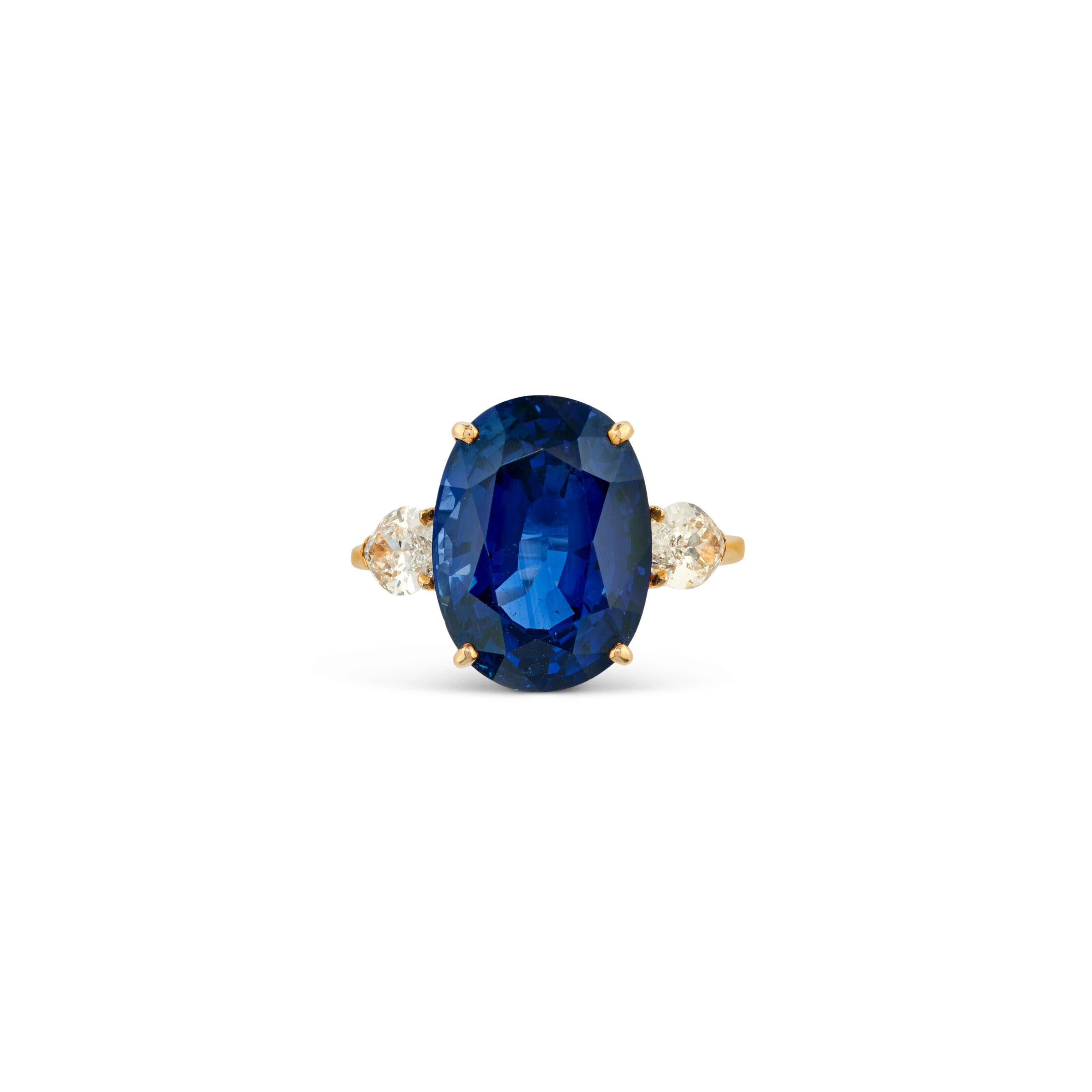 Sapphire and Diamond Ring in Yellow Gold In New Condition For Sale In New York, NY