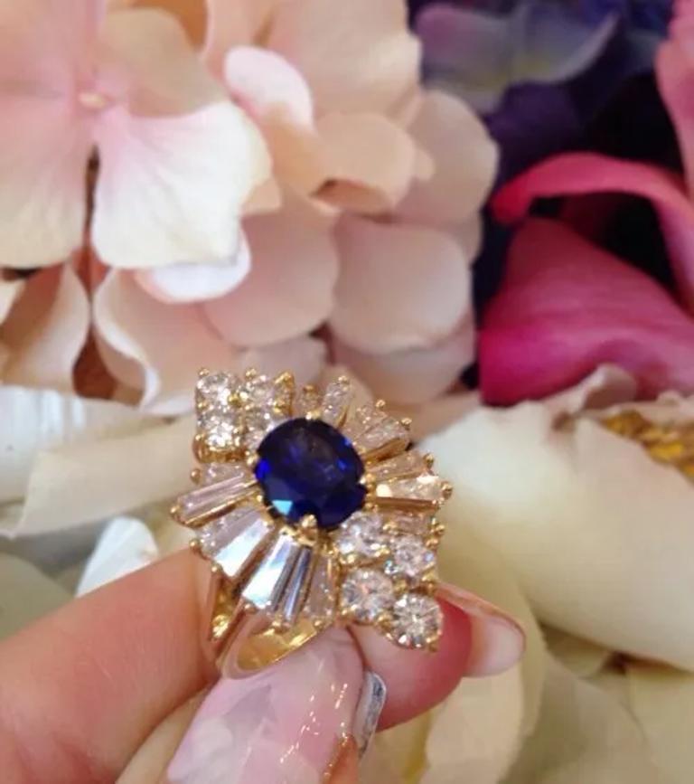 Sapphire and Diamond Ring with Baguettes and Rounds in 18k Yellow Gold In Excellent Condition For Sale In La Jolla, CA