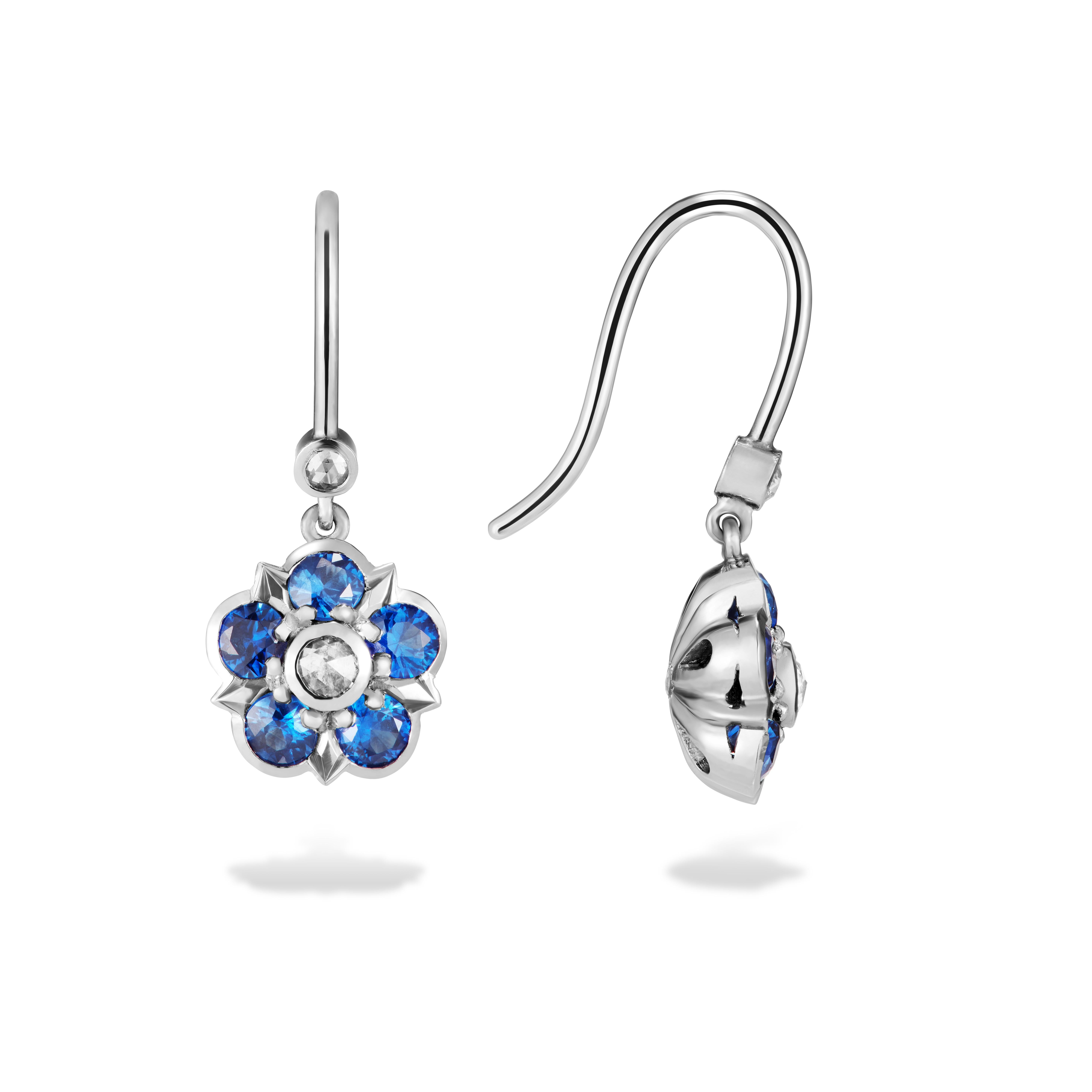 Diese wunderschönen Ohrringe mit Saphiren und Diamanten im Rosenschliff zeigen klassische Saphire, die einen funkelnden Diamanten im Rosenschliff umgeben. Die Ohrringe hängen an Platinhaken mit einem weiteren schönen Diamanten im Rosenschliff. Wie