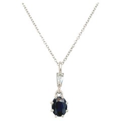 Colgante solitario de zafiro y diamante en oro blanco de 18 ct