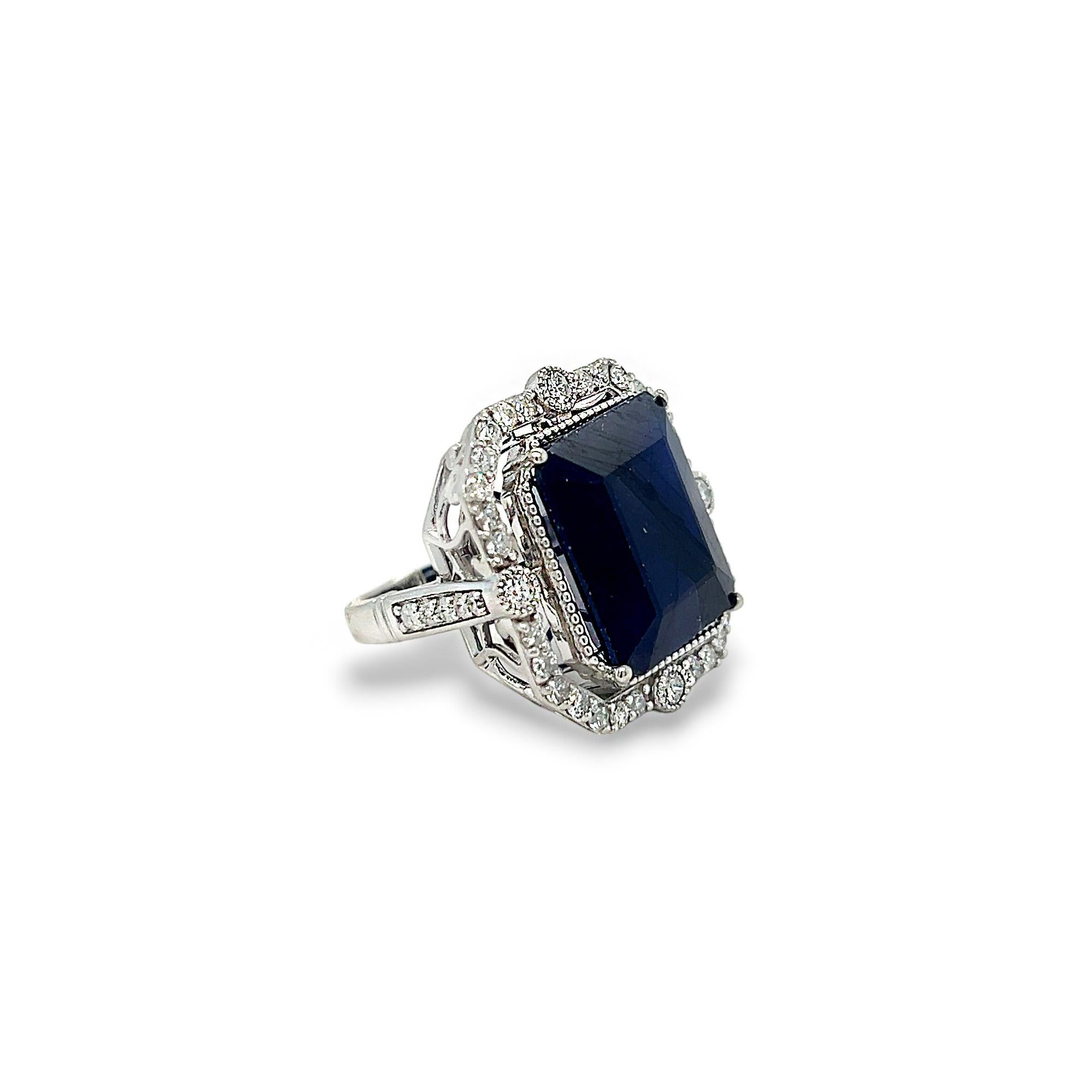 Taglio smeraldo Anello con zaffiro e diamante con finitura a grana fine in vendita