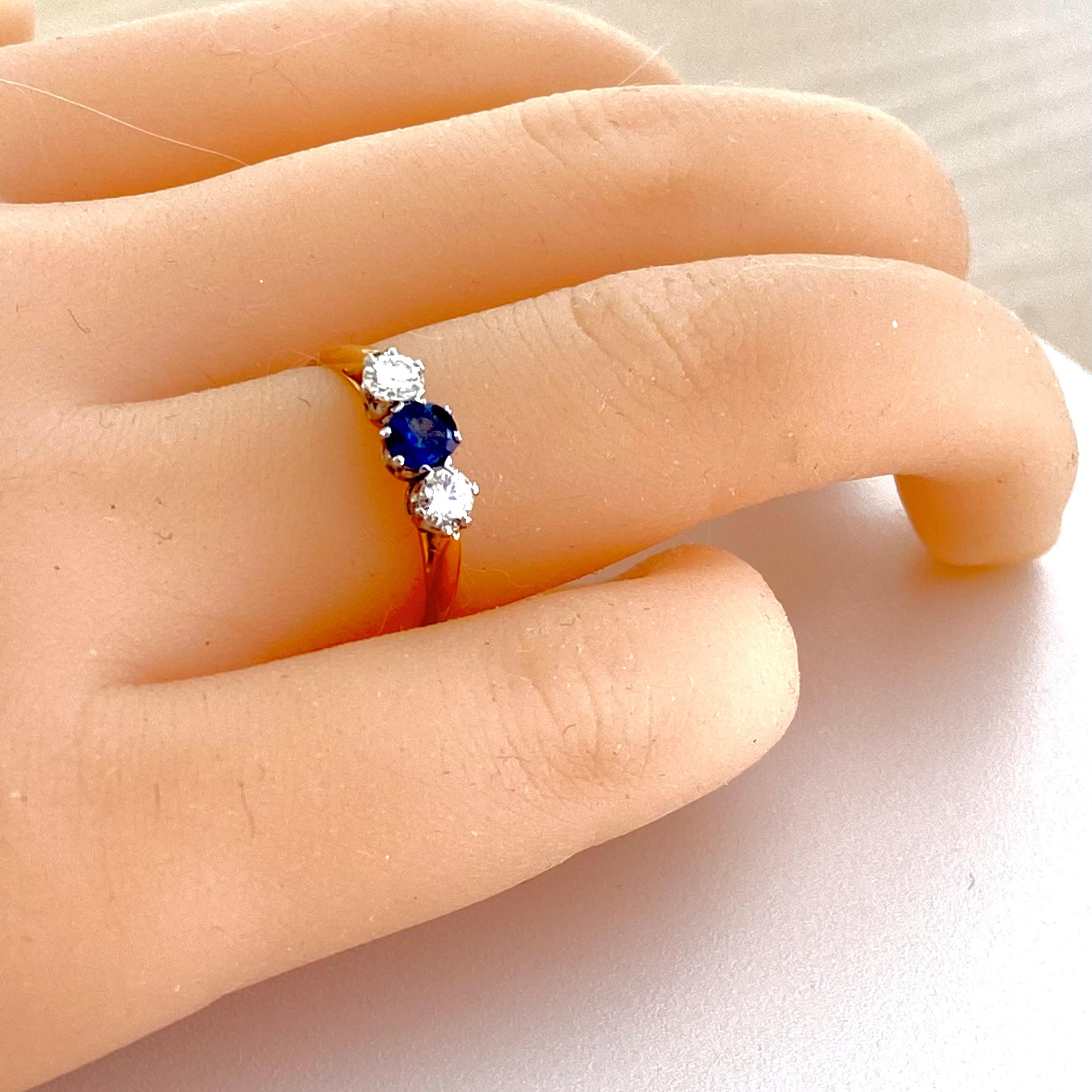 Bague en or dix-huit carats à trois pierres, saphir et diamant 1