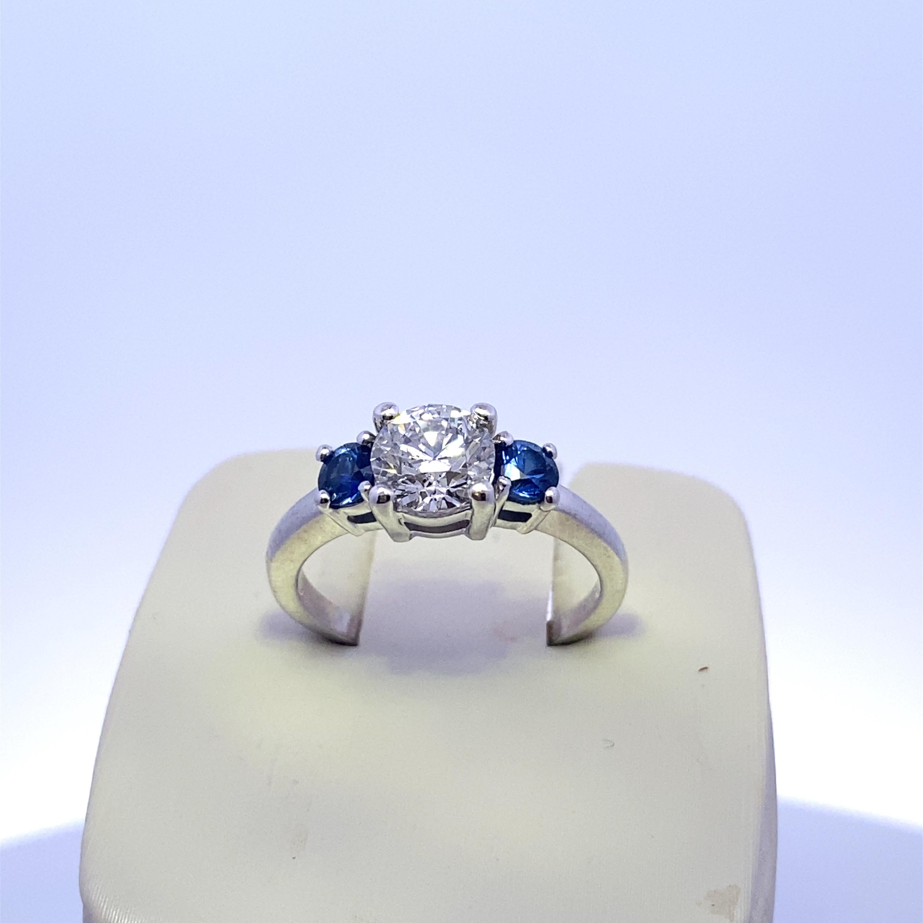 14k Weißgold 0,91 Karat H/Si3 Zentrum Runde Brillantschliff Diamant und 0,5 Karat Gesamtgewicht Akzent Saphire drei Stein-Ring. Größe 5.75 US
