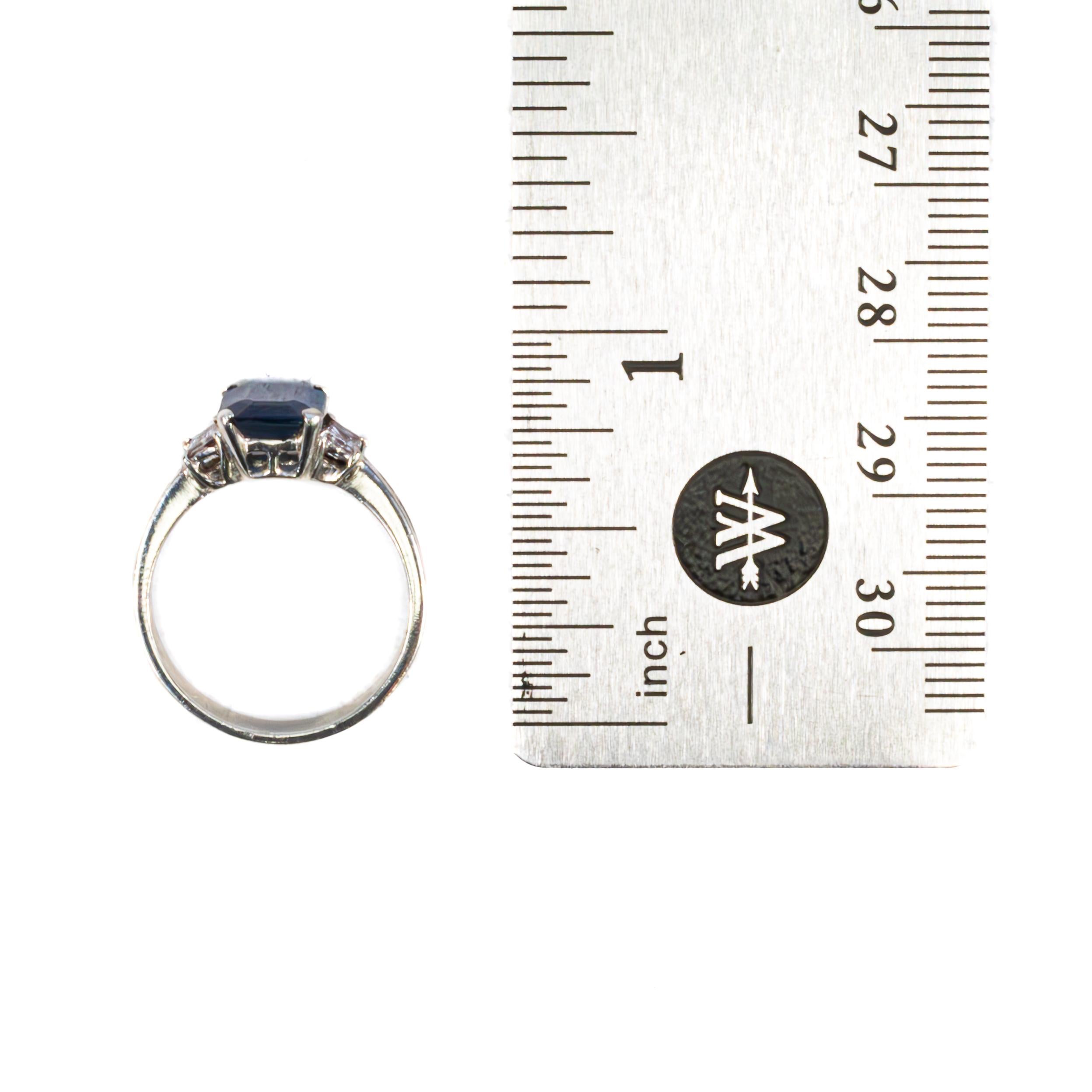 Anello a tre pietre con zaffiro e diamante

Questo intramontabile anello a tre pietre presenta al centro uno zaffiro dal taglio smeraldo che emana una profonda e vellutata tonalità di blu. Lo zaffiro è affiancato da due splendidi diamanti con taglio