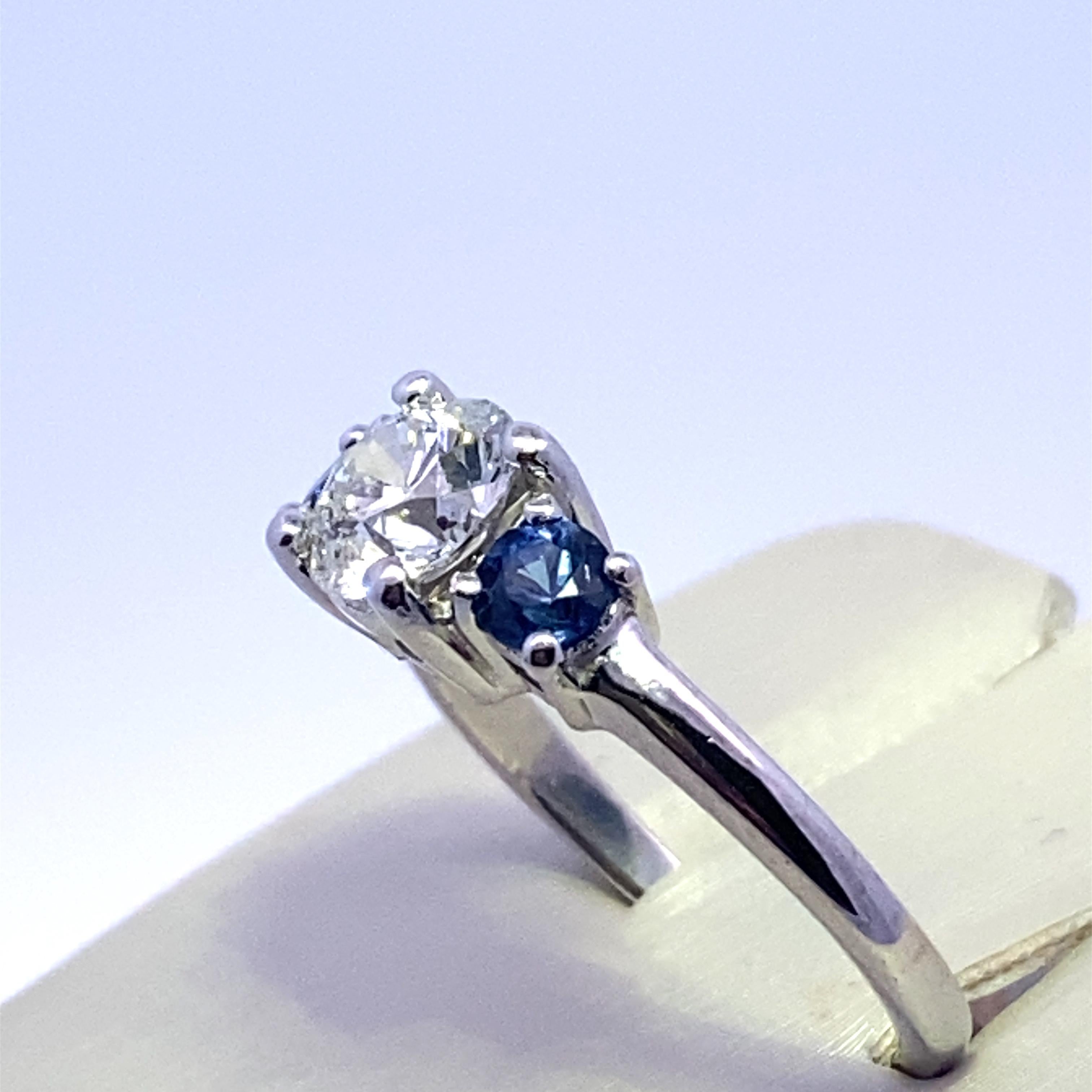 Dreisteinring mit Saphir und Diamant (Brillantschliff)