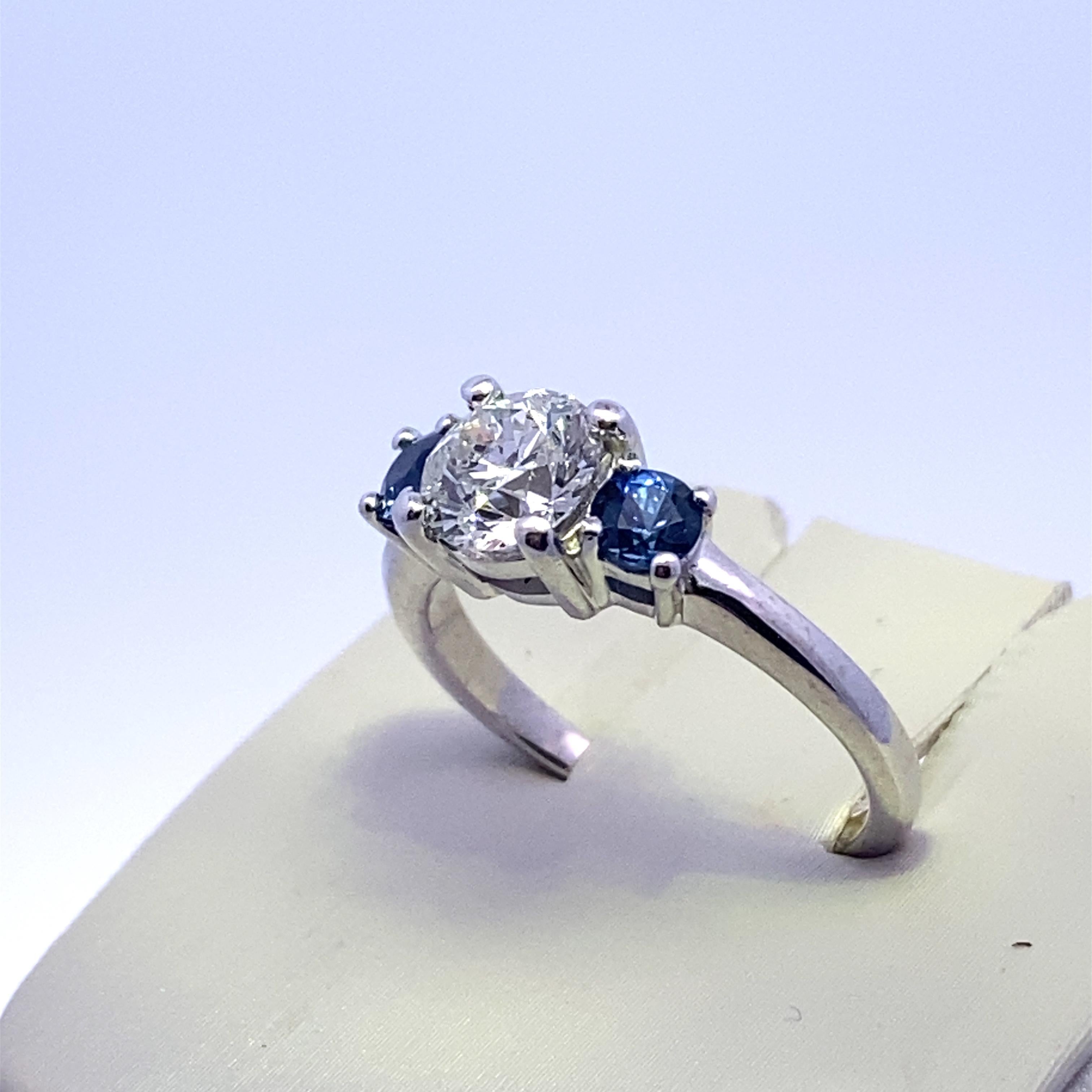 Dreisteinring mit Saphir und Diamant im Zustand „Gut“ in DALLAS, TX