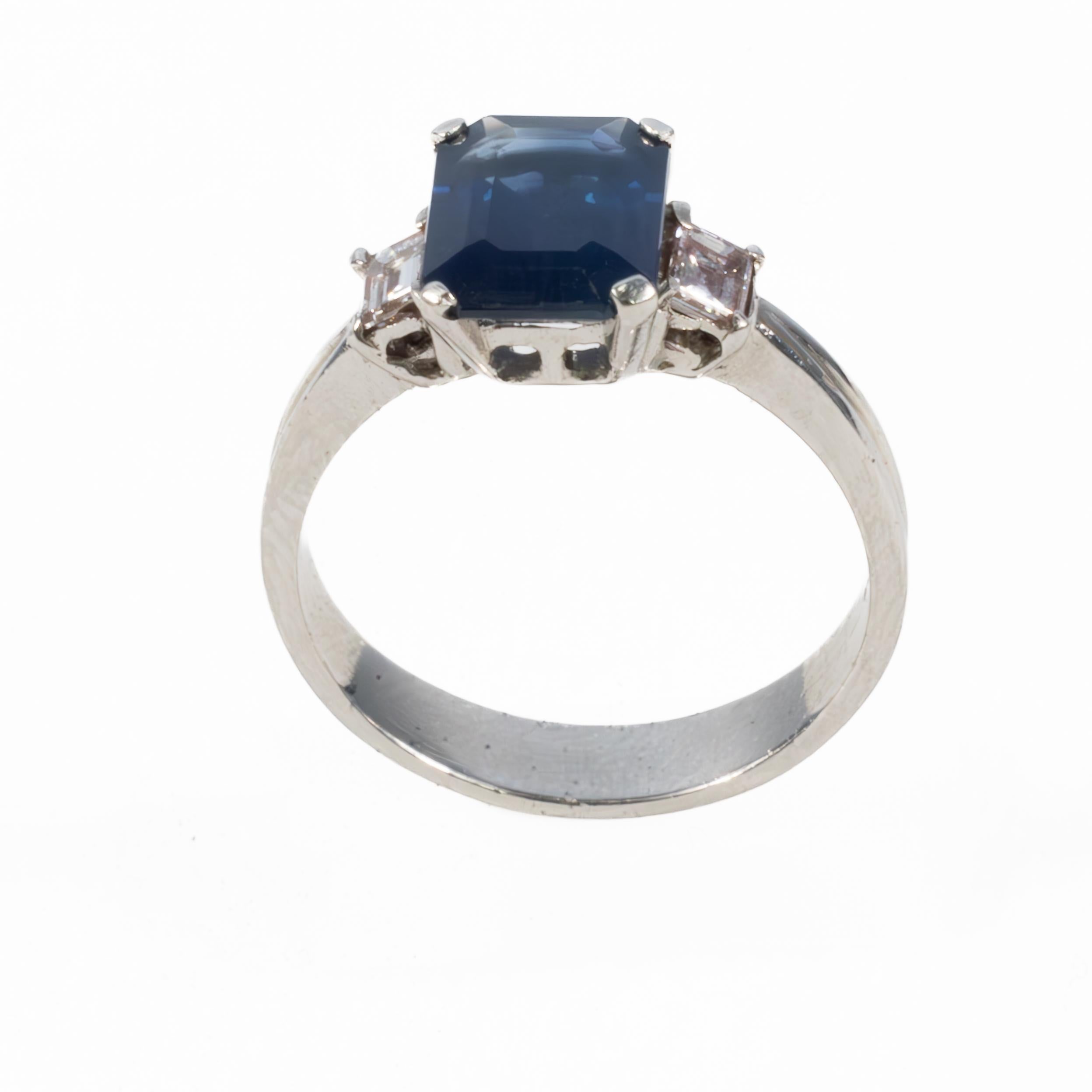Anello a tre pietre con zaffiro e diamante In condizioni ottime in vendita a New York, NY