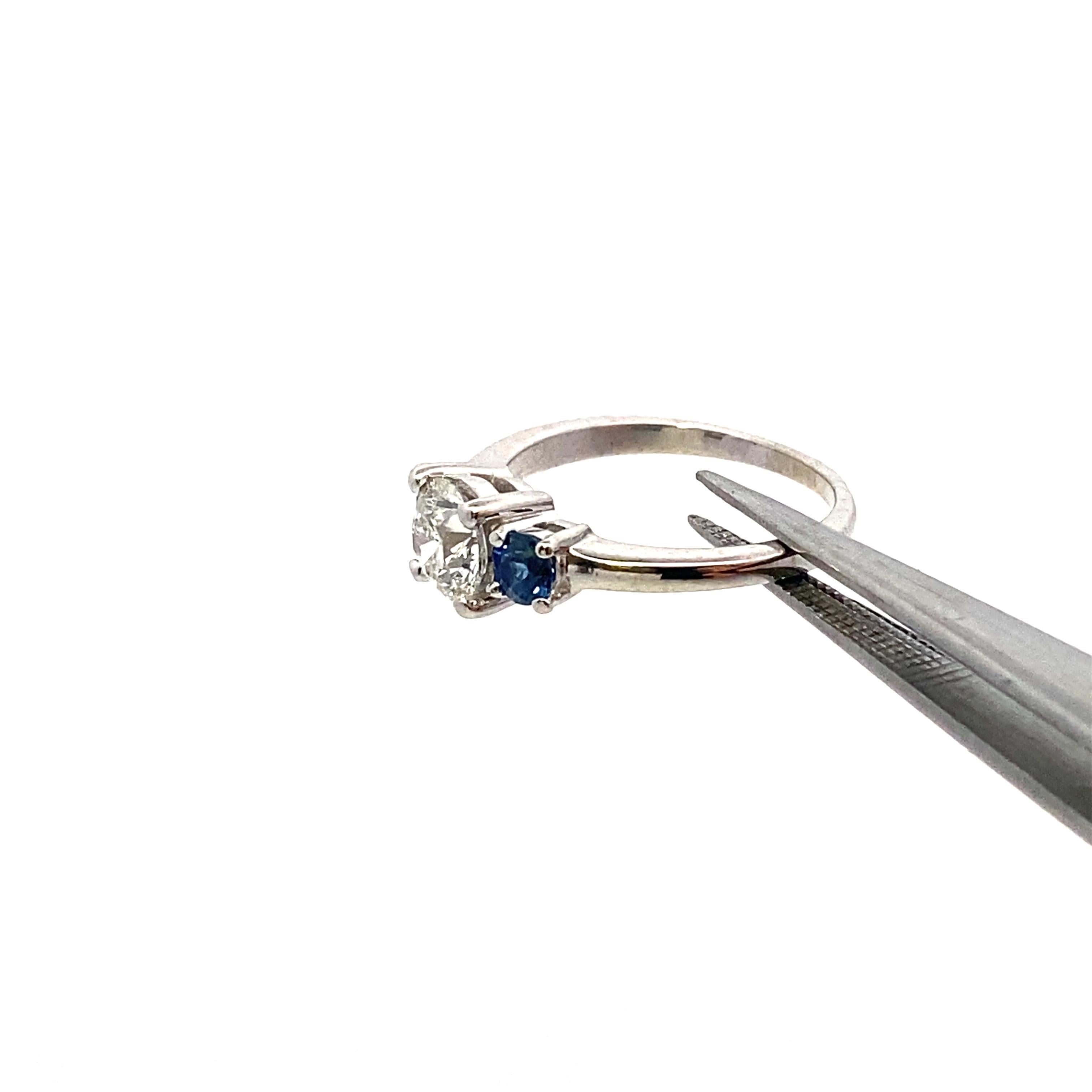 Dreisteinring mit Saphir und Diamant 1
