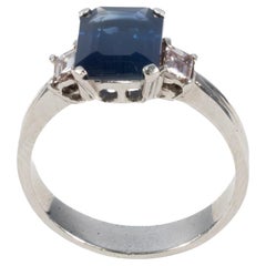 Bague à trois pierres en saphir et diamant