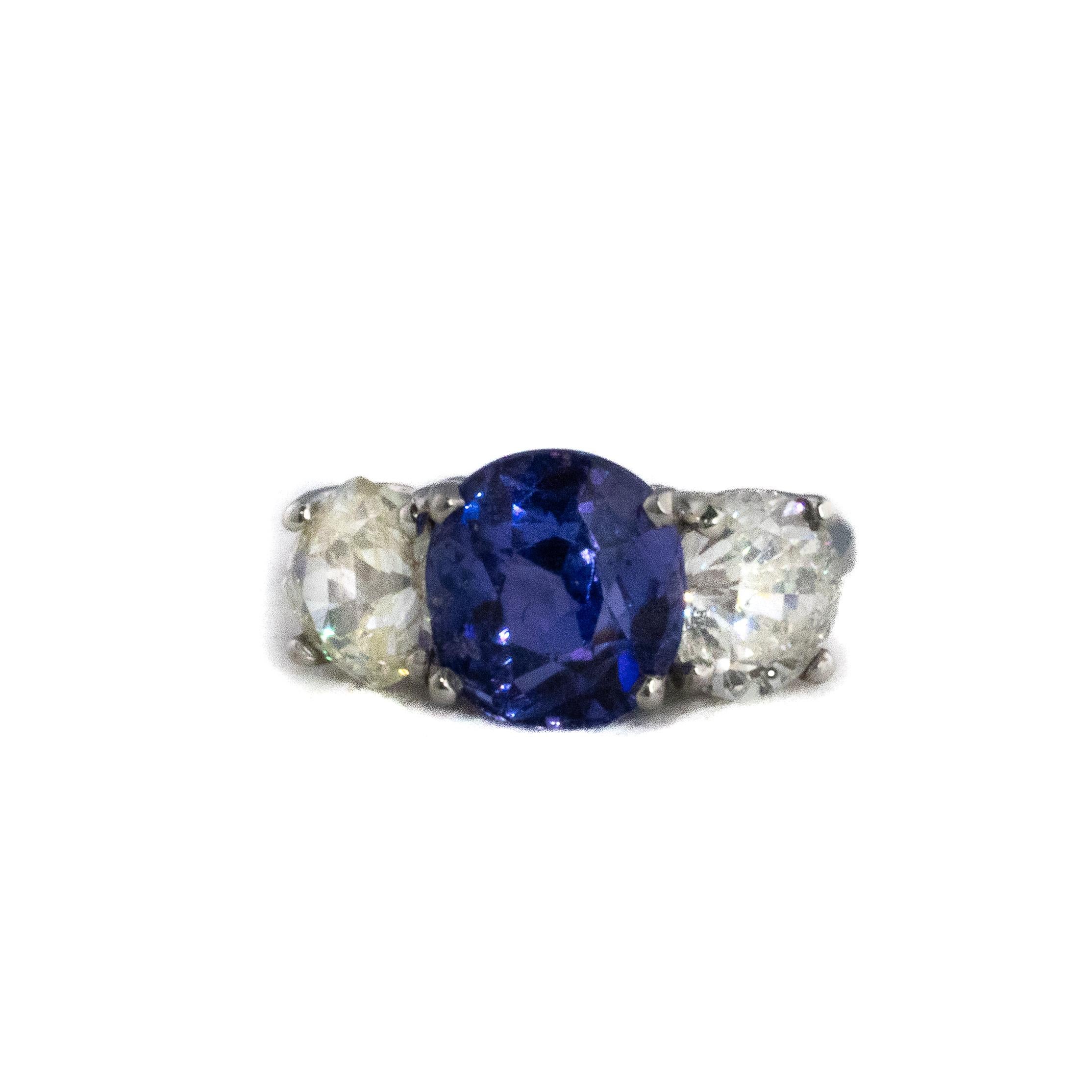 Anello a tre pietre con zaffiro e diamante