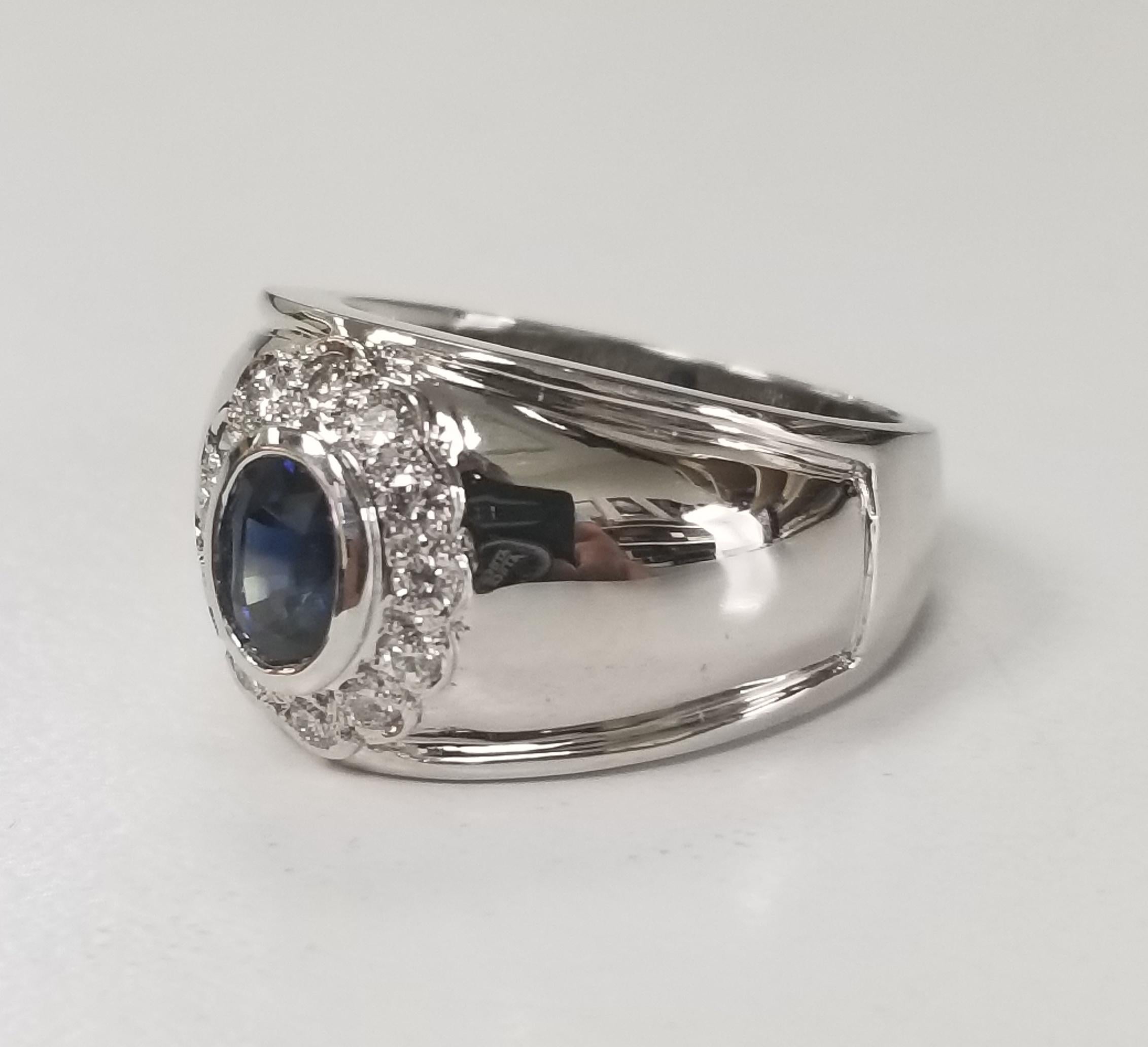 14k Weißgold Saphir und Diamant-Ring, mit 1 ovalen Saphir von Edelstein-Qualität mit einem Gewicht von 1,06cts. und 12 runde Vollschliff Diamanten von sehr feiner Qualität mit einem Gewicht von .35pts. auf einem 13mm verjüngten Band.  Dieser Ring