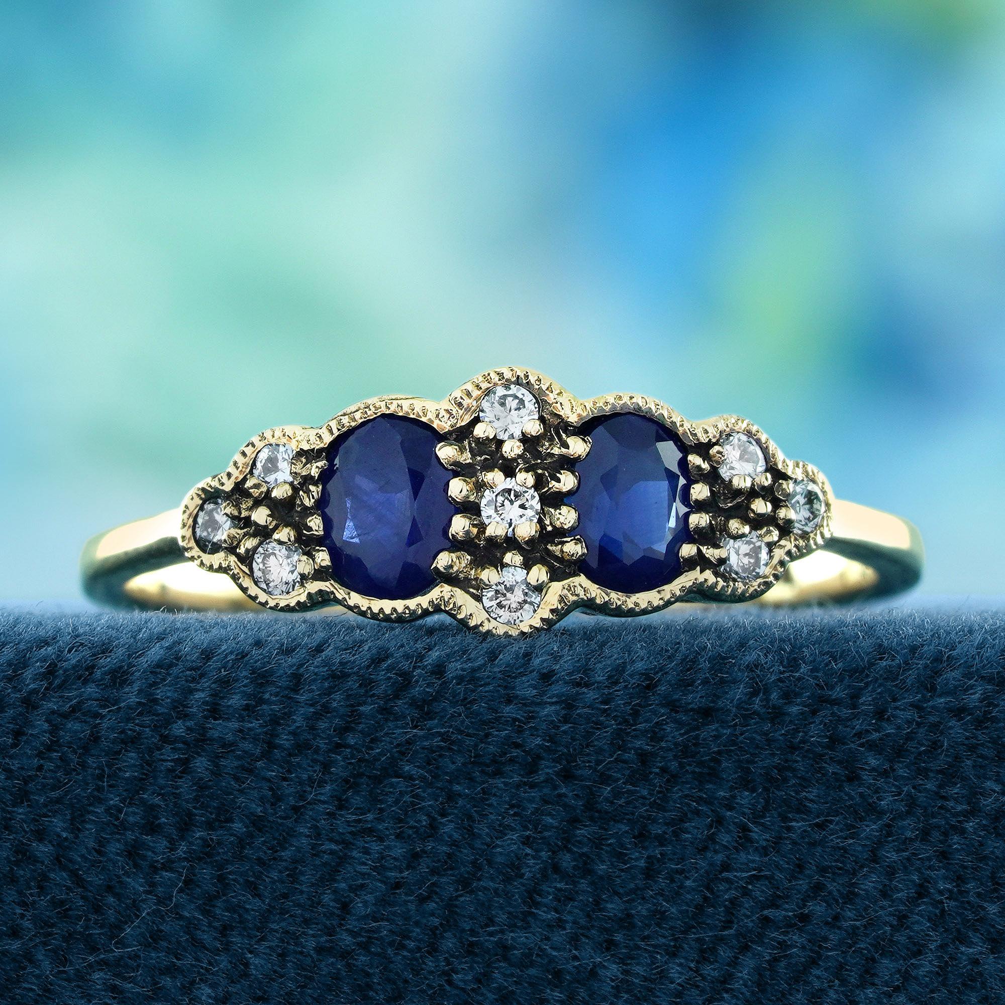 Questo splendido anello in stile vintage presenta due zaffiri naturali incastonati l'uno accanto all'altro, a simboleggiare l'unità e l'amore eterno. Accentuato da delicati accenti di diamanti, brilla di raffinatezza e charme. Il classico design a