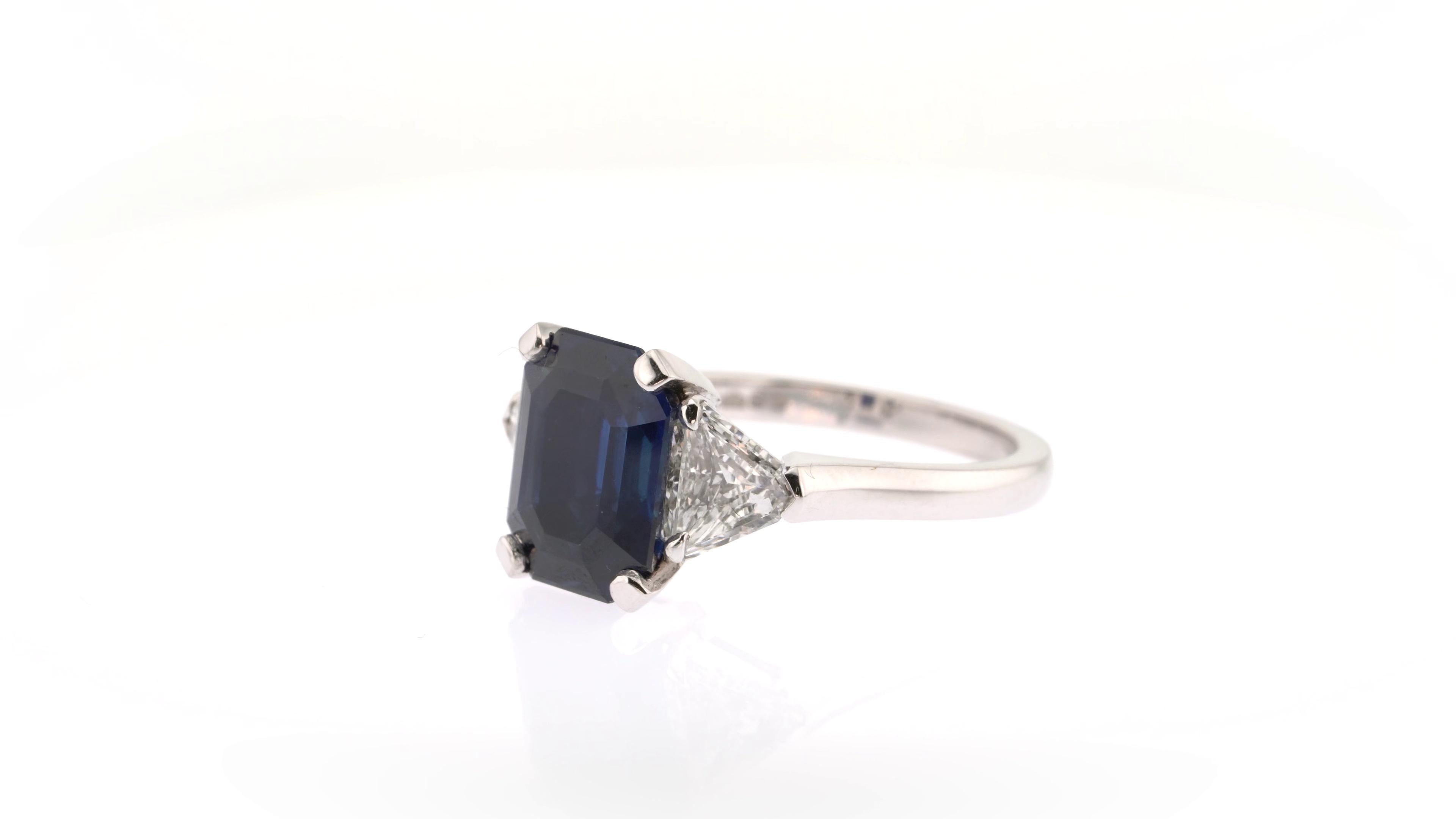 Contemporary 3.89 Carats Sapphire and Diamond White Gold Classic Engagement Ring For Sale